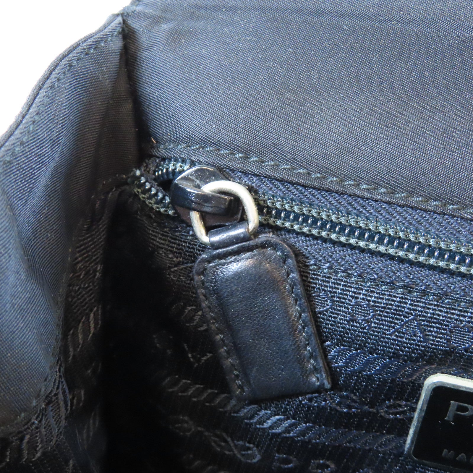 PRADA 牛皮皮革Handbag銀扣手挽袋黑色