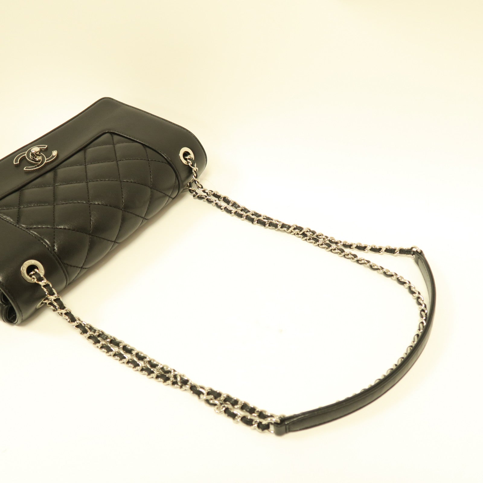 CHANEL 菱格牛皮皮革Chain Shoulder銀扣鏈帶肩背袋黑色
