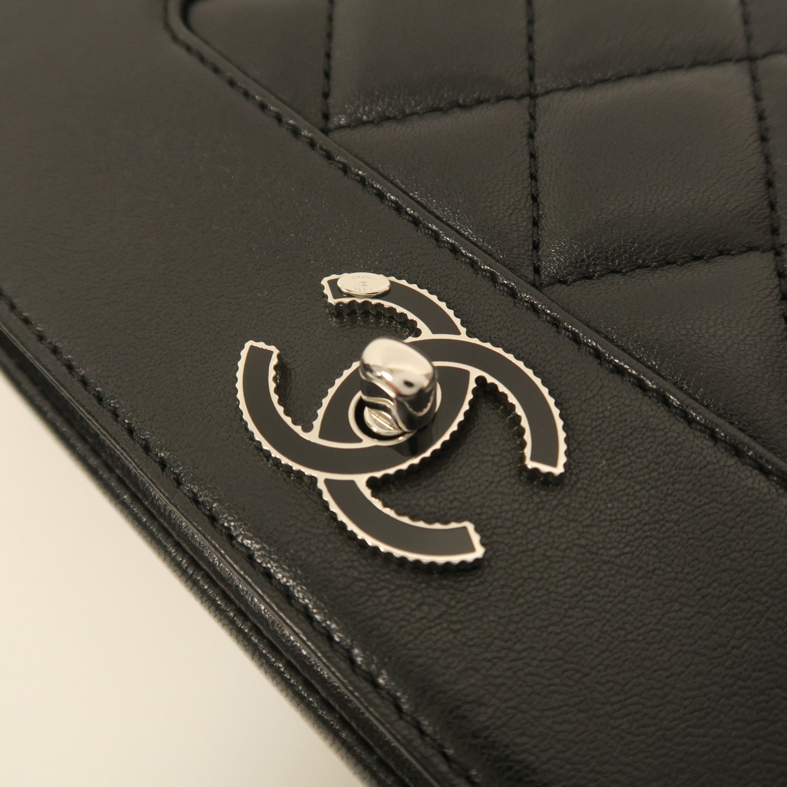 CHANEL 菱格牛皮皮革Chain Shoulder銀扣鏈帶肩背袋黑色