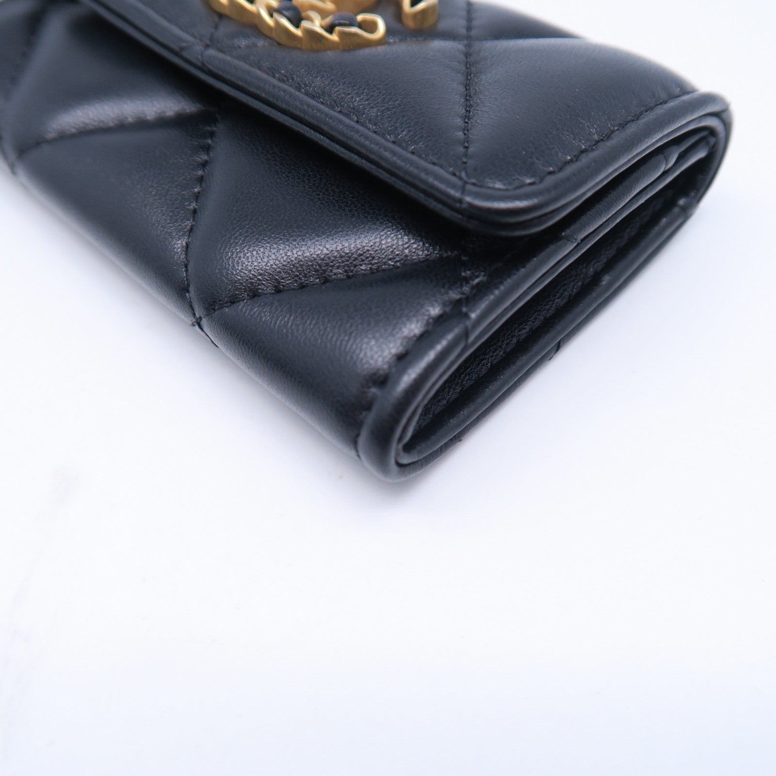 CHANEL 菱格羊皮皮革Chanel 19金扣卡片套黑色