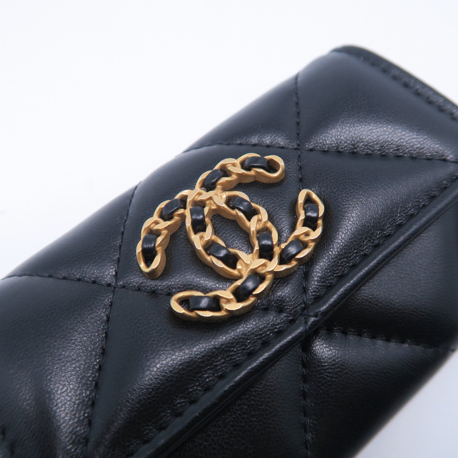 CHANEL 菱格羊皮皮革Chanel 19金扣卡片套黑色