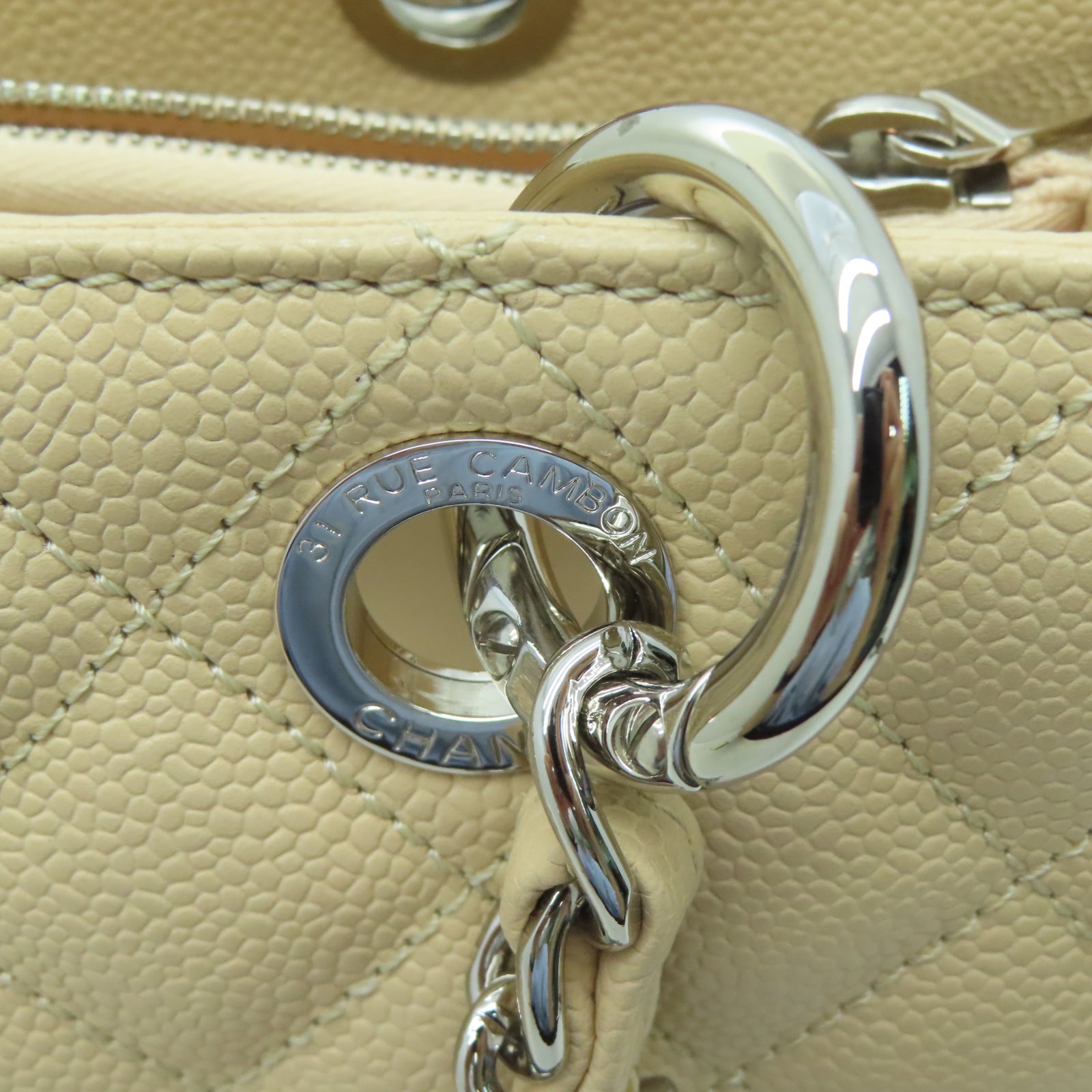 CHANEL 菱格Caviar皮革Totebag银扣链带手挽袋米色