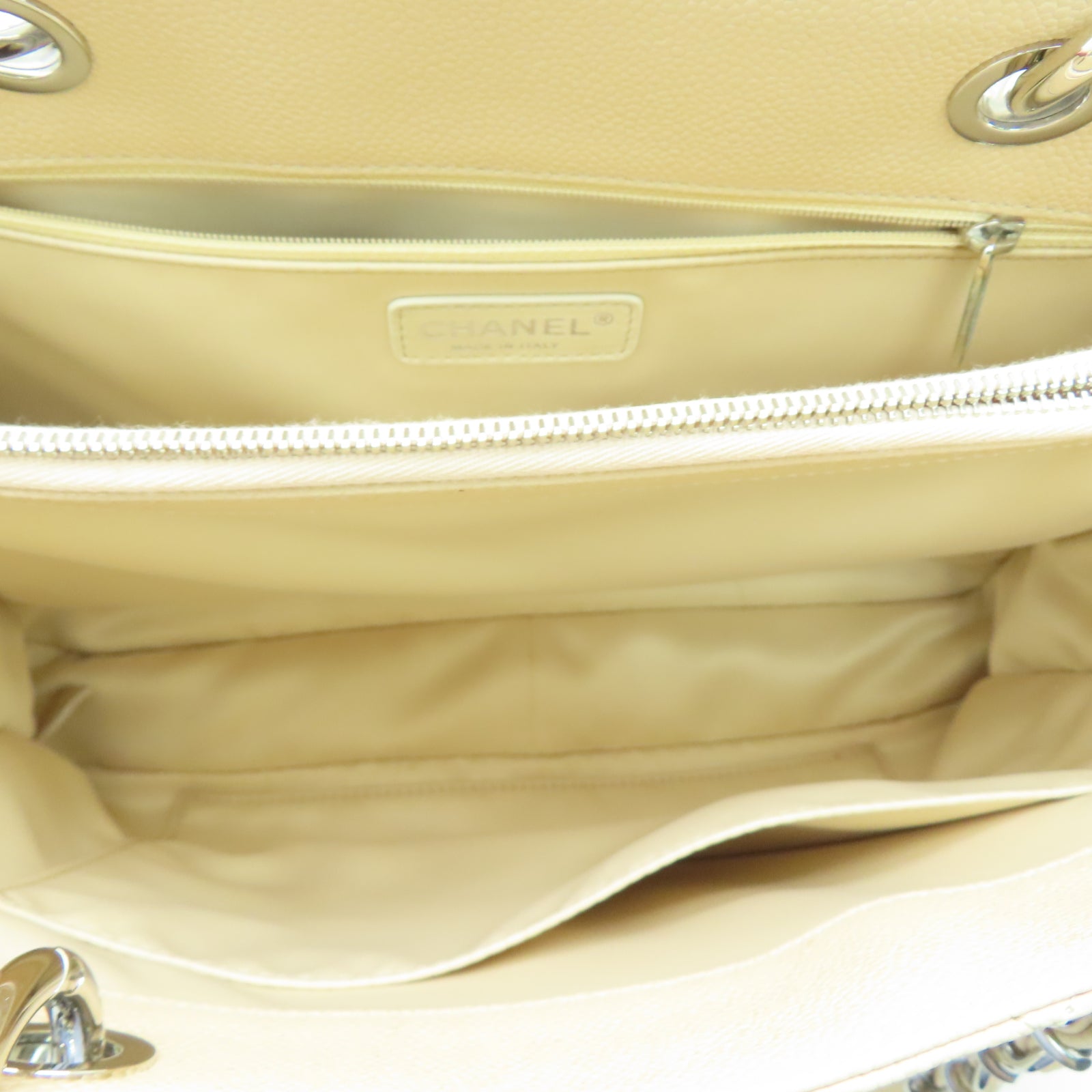 CHANEL 菱格Caviar皮革Totebag银扣链带手挽袋米色
