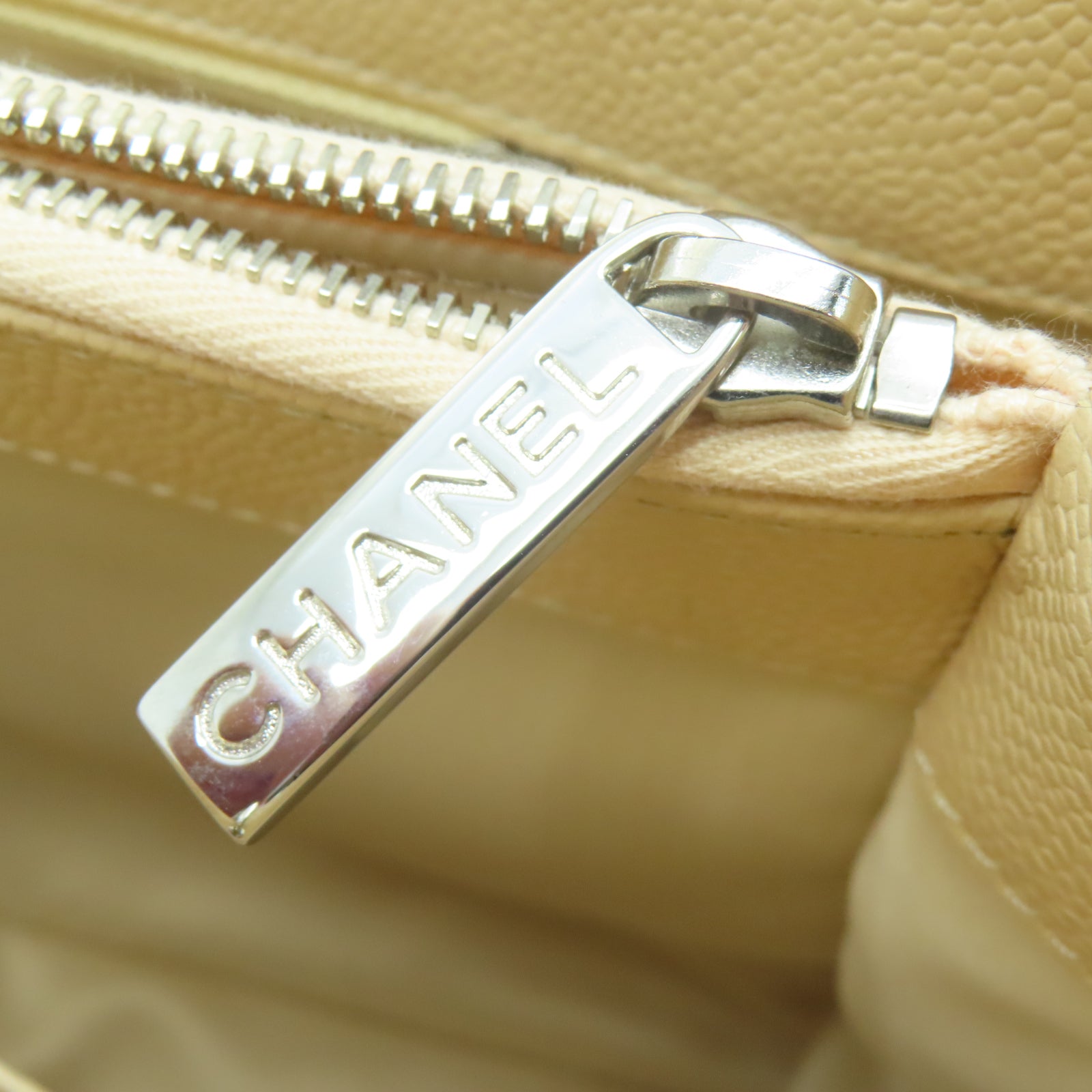 CHANEL 菱格Caviar皮革Totebag银扣链带手挽袋米色