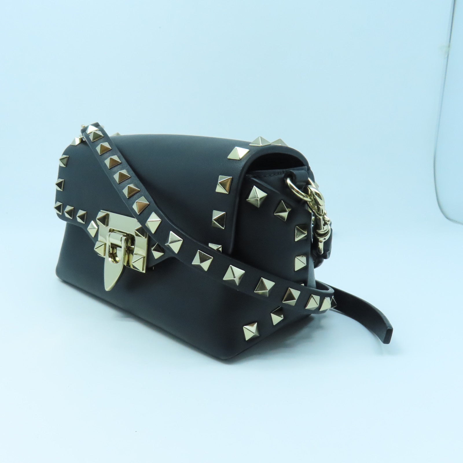 Valentino Leather Shoulder Bag Gold Buckle Chain Shoulder Bag Black