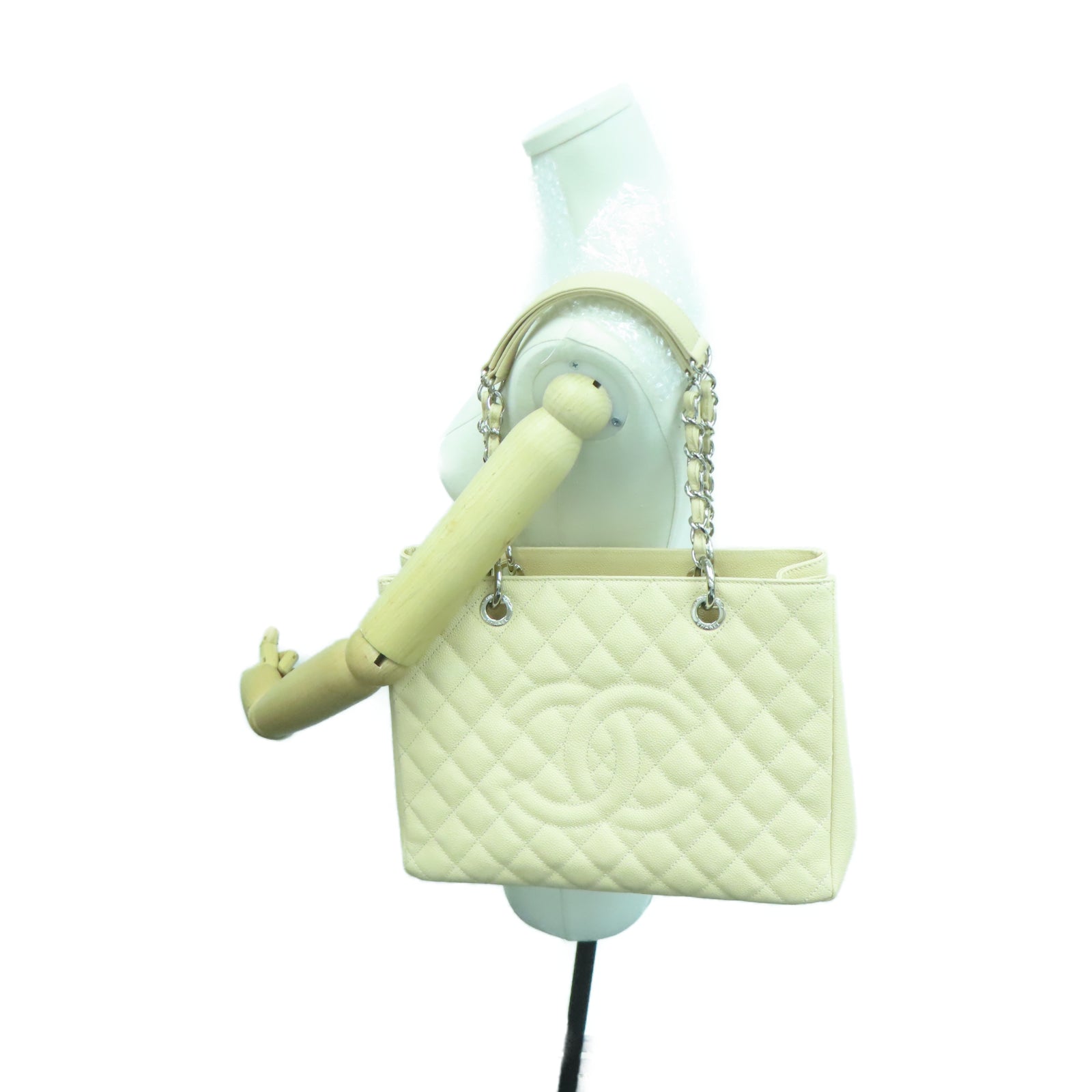 CHANEL 菱格Caviar皮革Totebag银扣链带手挽袋米色