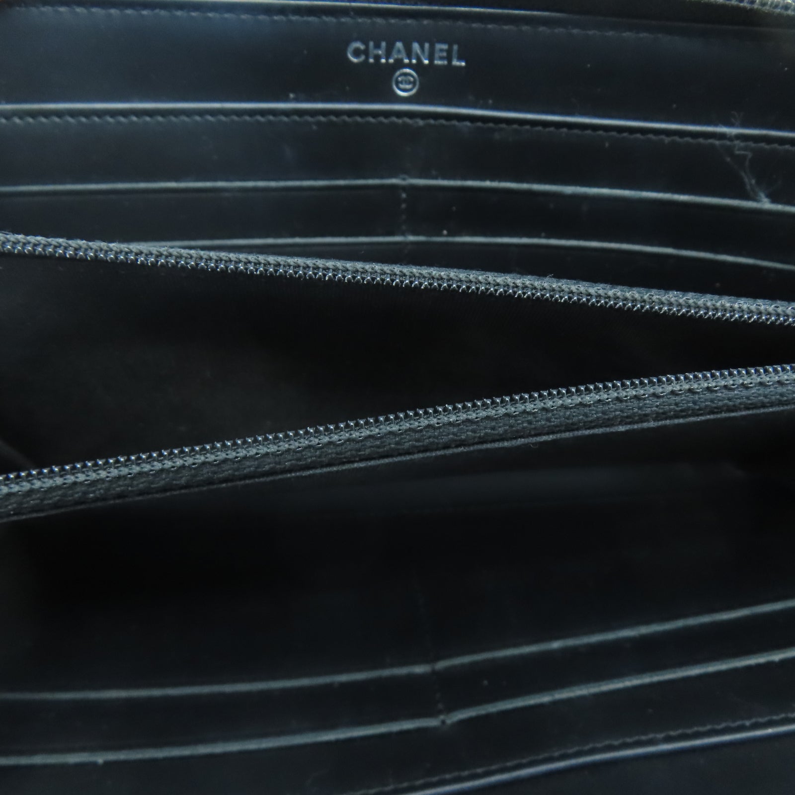 CHANEL 菱格漆皮皮革Boy Zipper Wallet銀扣長錢包黑色