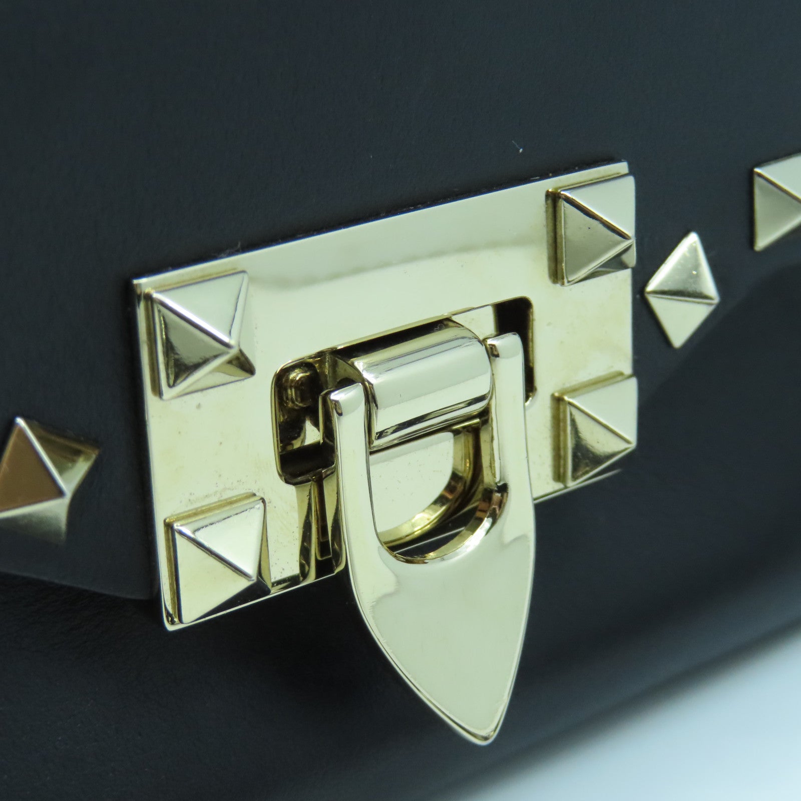Valentino Leather Shoulder Bag Gold Buckle Chain Shoulder Bag Black