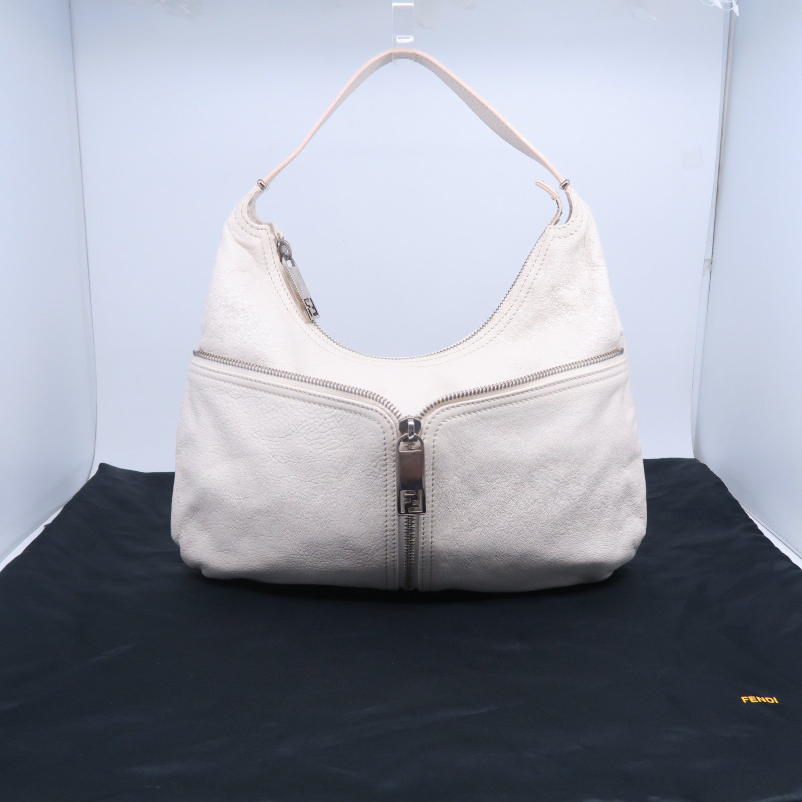 FENDI 牛皮皮革Hand Bag銀扣手挽袋白色