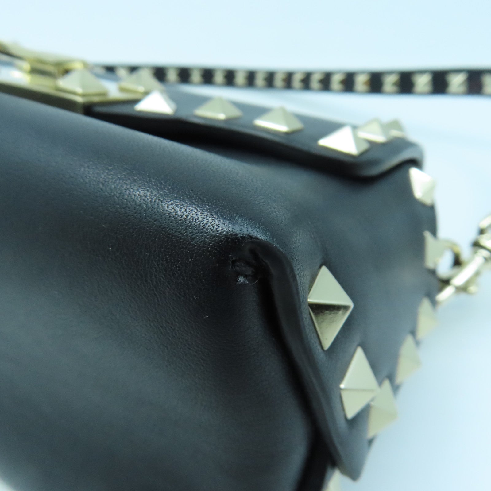 Valentino Leather Shoulder Bag Gold Buckle Chain Shoulder Bag Black