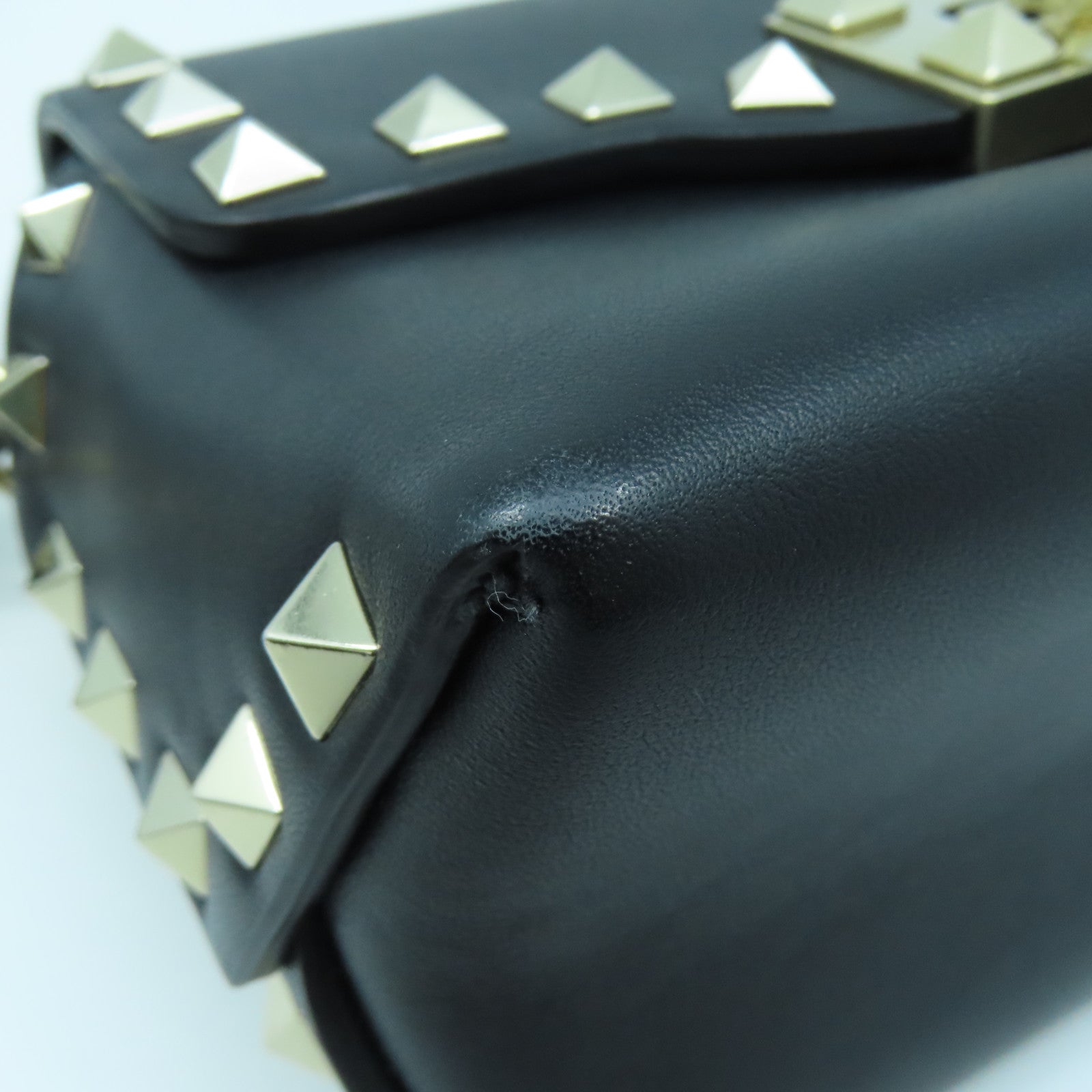 Valentino Leather Shoulder Bag Gold Buckle Chain Shoulder Bag Black