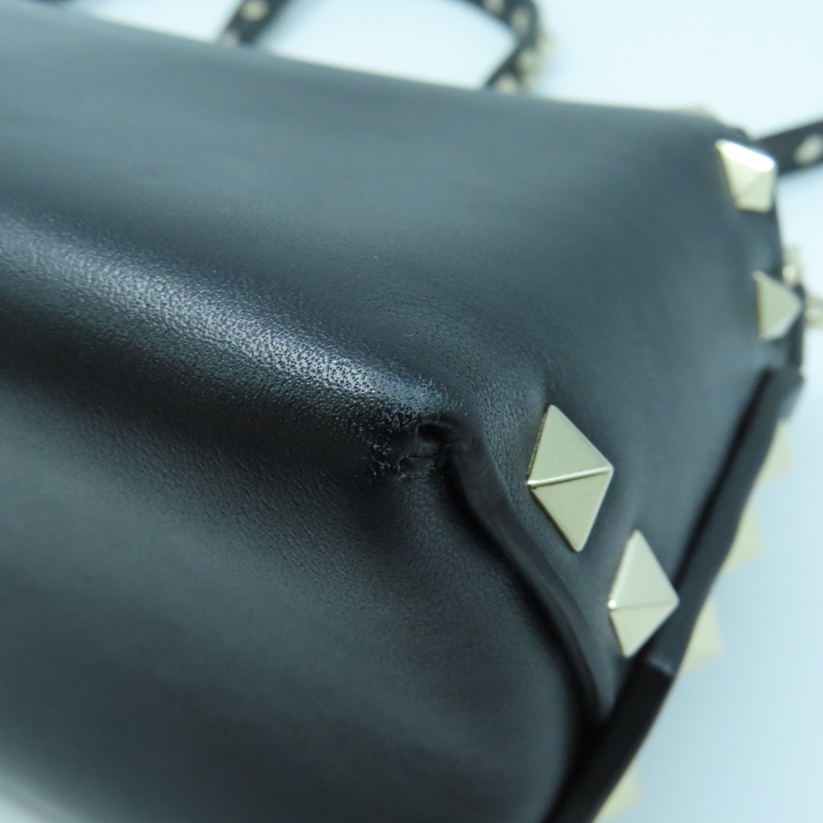 Valentino Leather Shoulder Bag Gold Buckle Chain Shoulder Bag Black