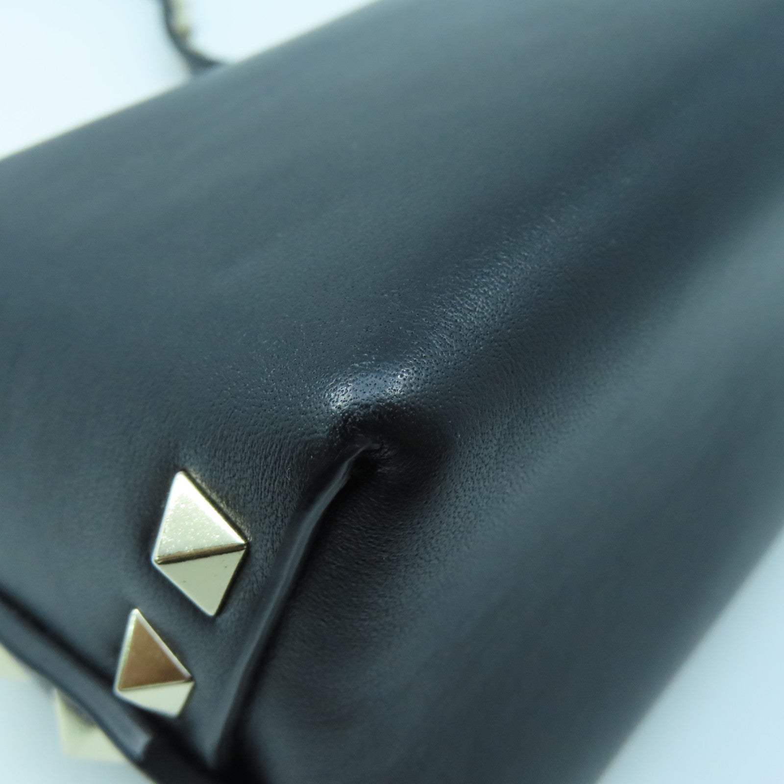 Valentino Leather Shoulder Bag Gold Buckle Chain Shoulder Bag Black