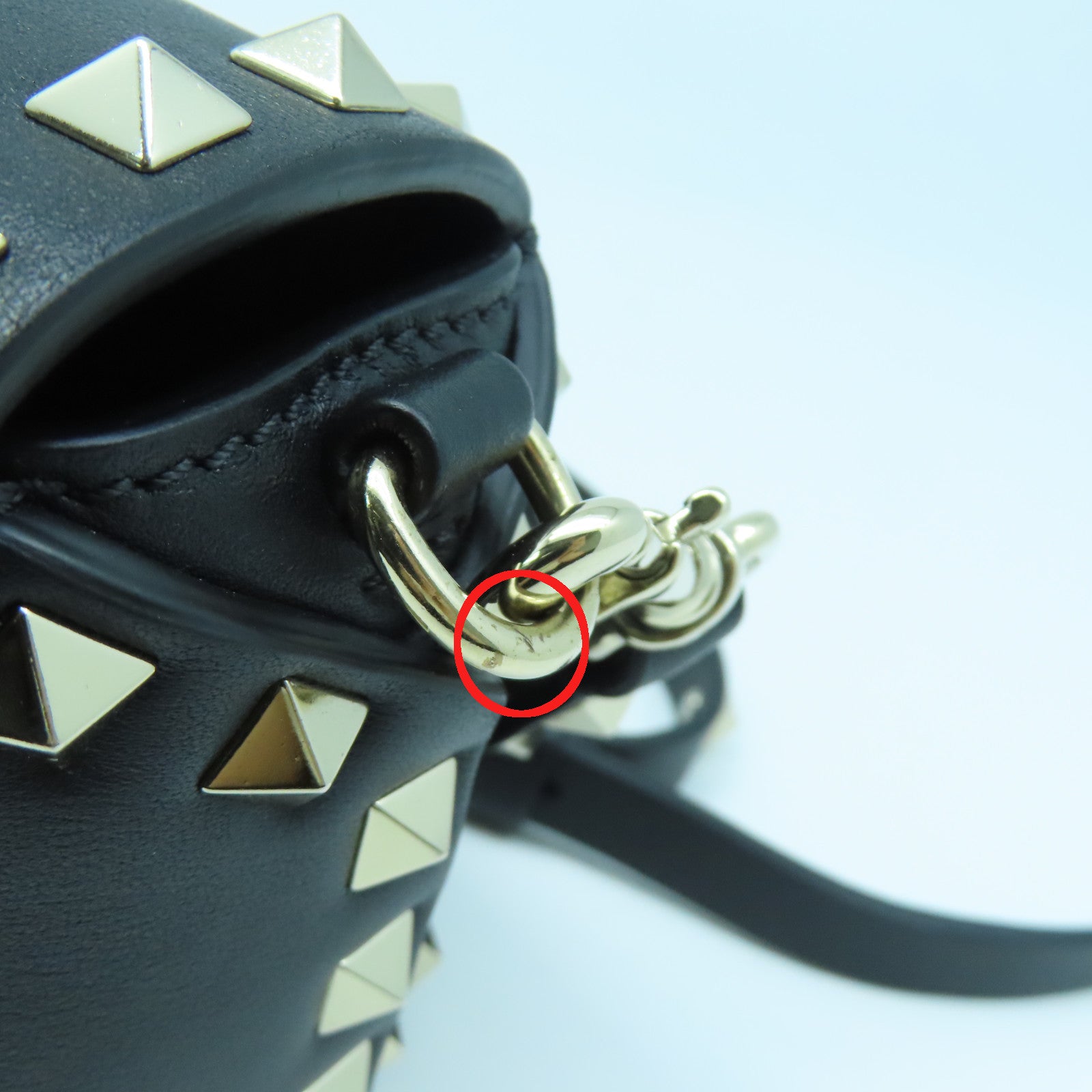 Valentino Leather Shoulder Bag Gold Buckle Chain Shoulder Bag Black