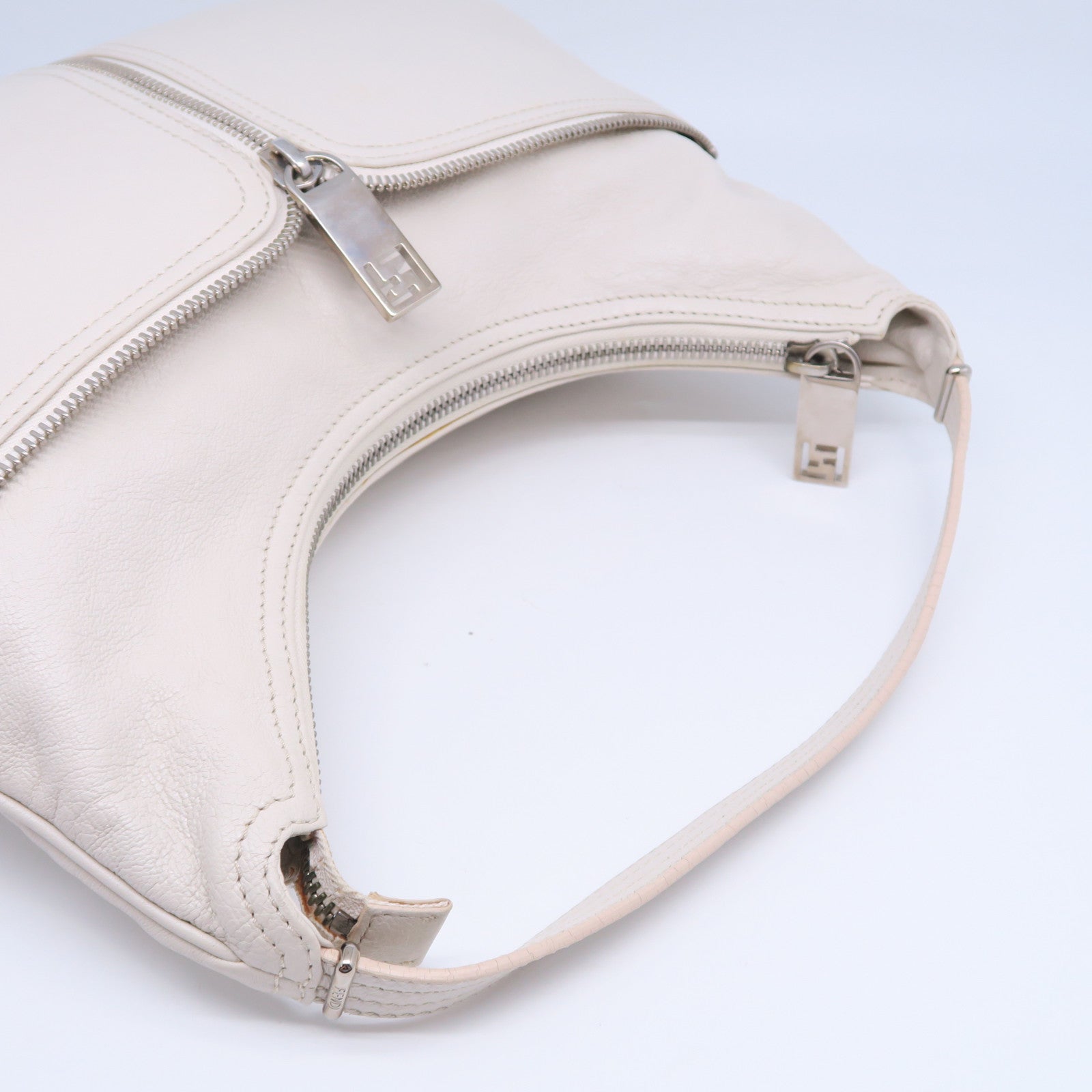 FENDI 牛皮皮革Hand Bag銀扣手挽袋白色