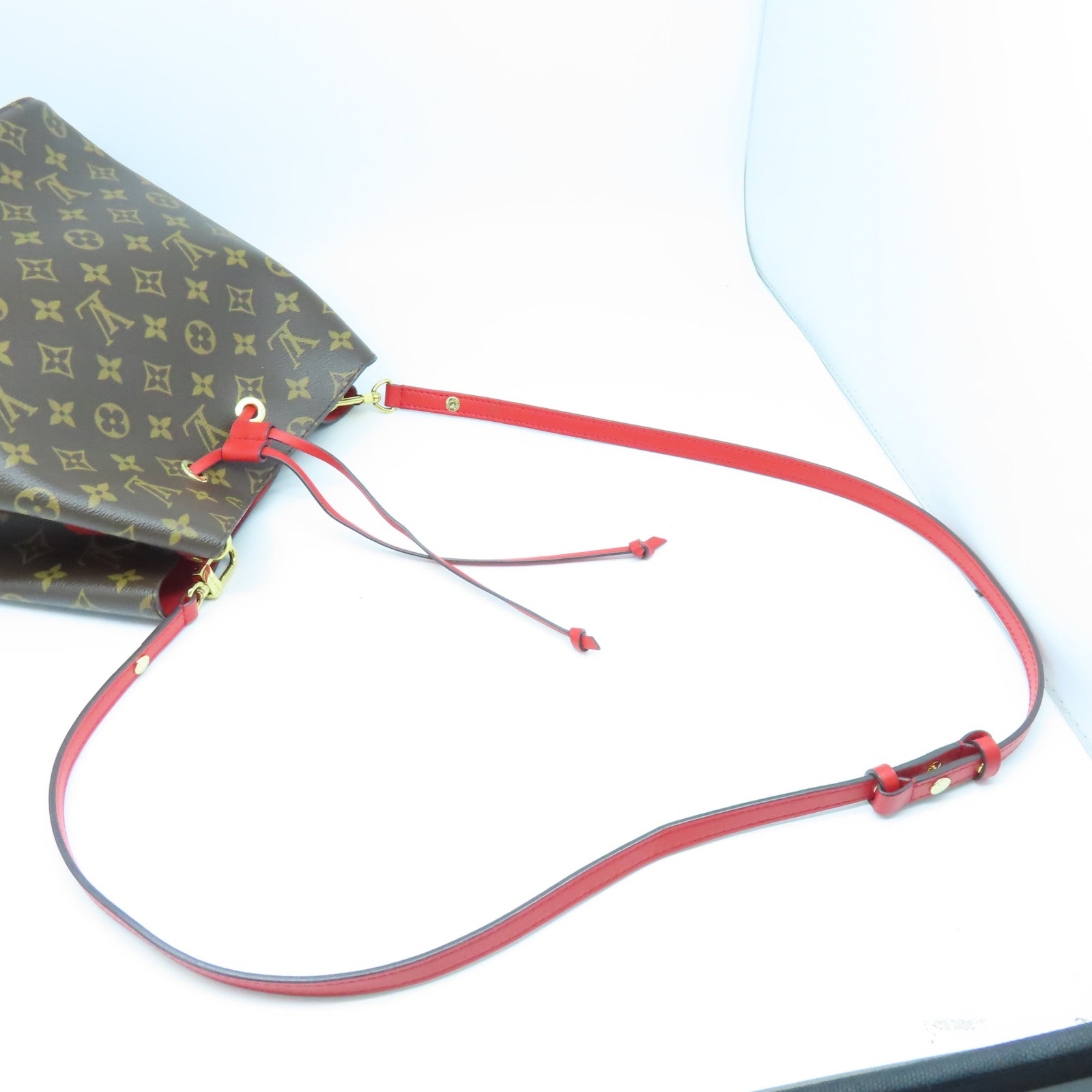LOUIS VUITTON Monogram Neo Noe MM金扣肩背袋棕色/紅色