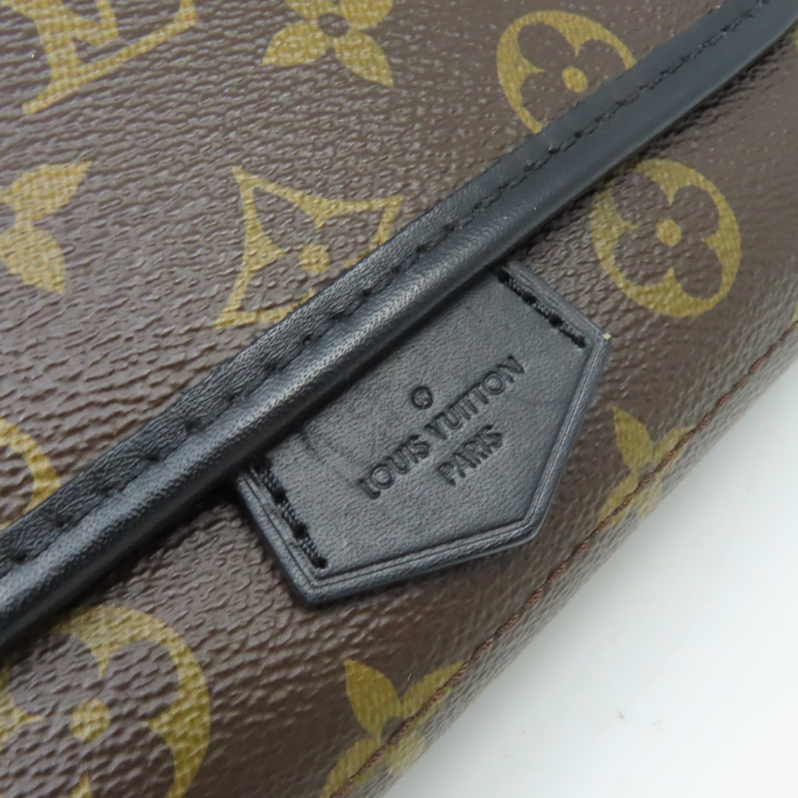 LOUIS VUITTON Monogram Magnetic Messenger Bag肩背袋啡色
