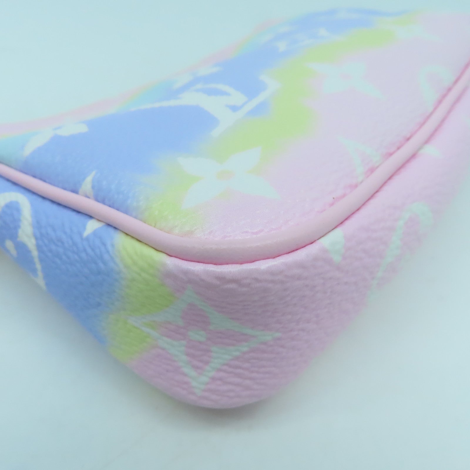 LOUIS VUITTON Monogram Giant Escale Mini Pochette Accessoires銀扣手挽袋/手拿包彩色