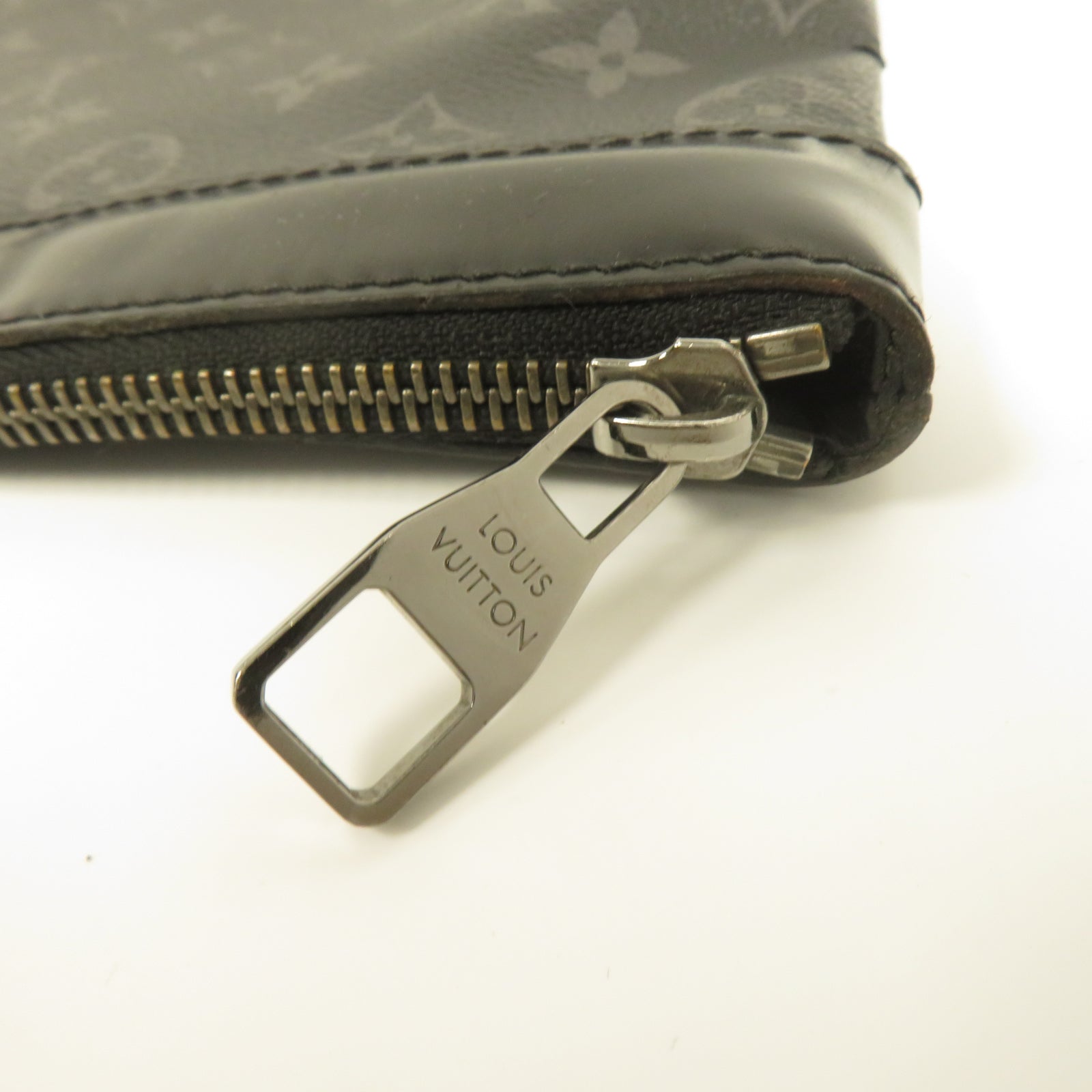LOUIS VUITTON Monogram Eclipse Discovery Pochette銀扣手拿包黑色