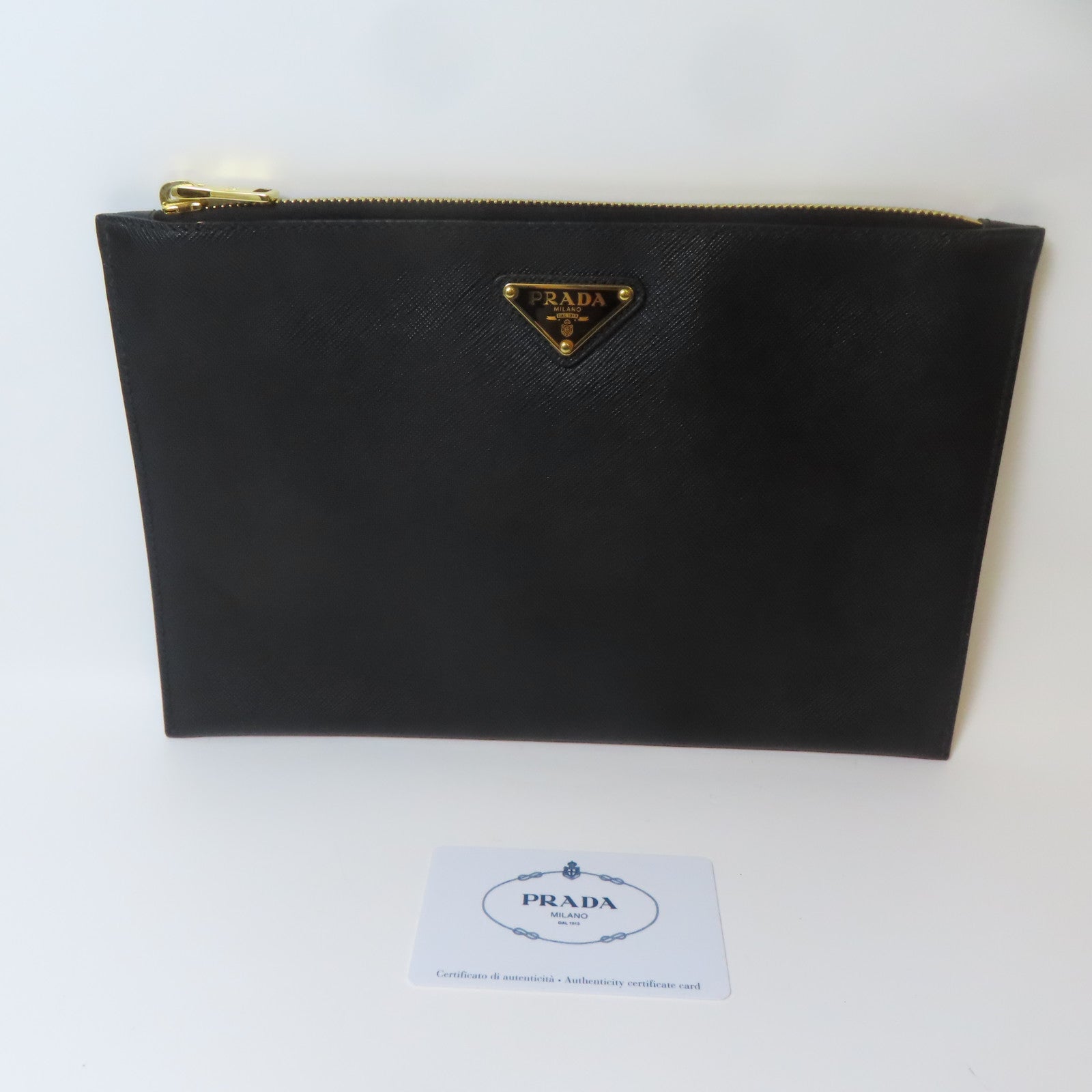 PRADA Saffiano皮革Pouch金扣手拿包黑色