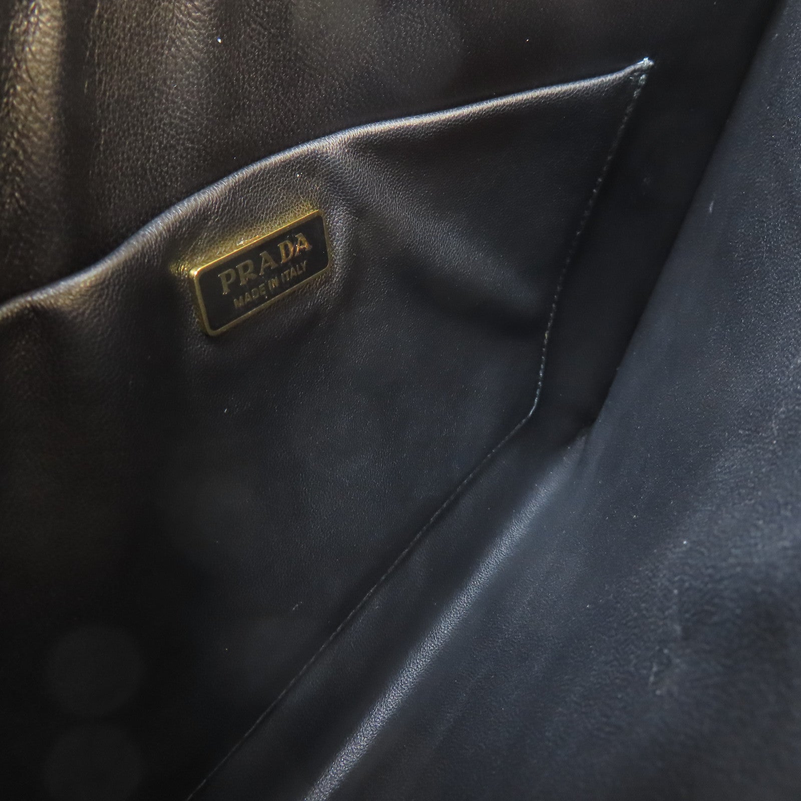 PRADA Saffiano皮革Pouch金扣手拿包黑色