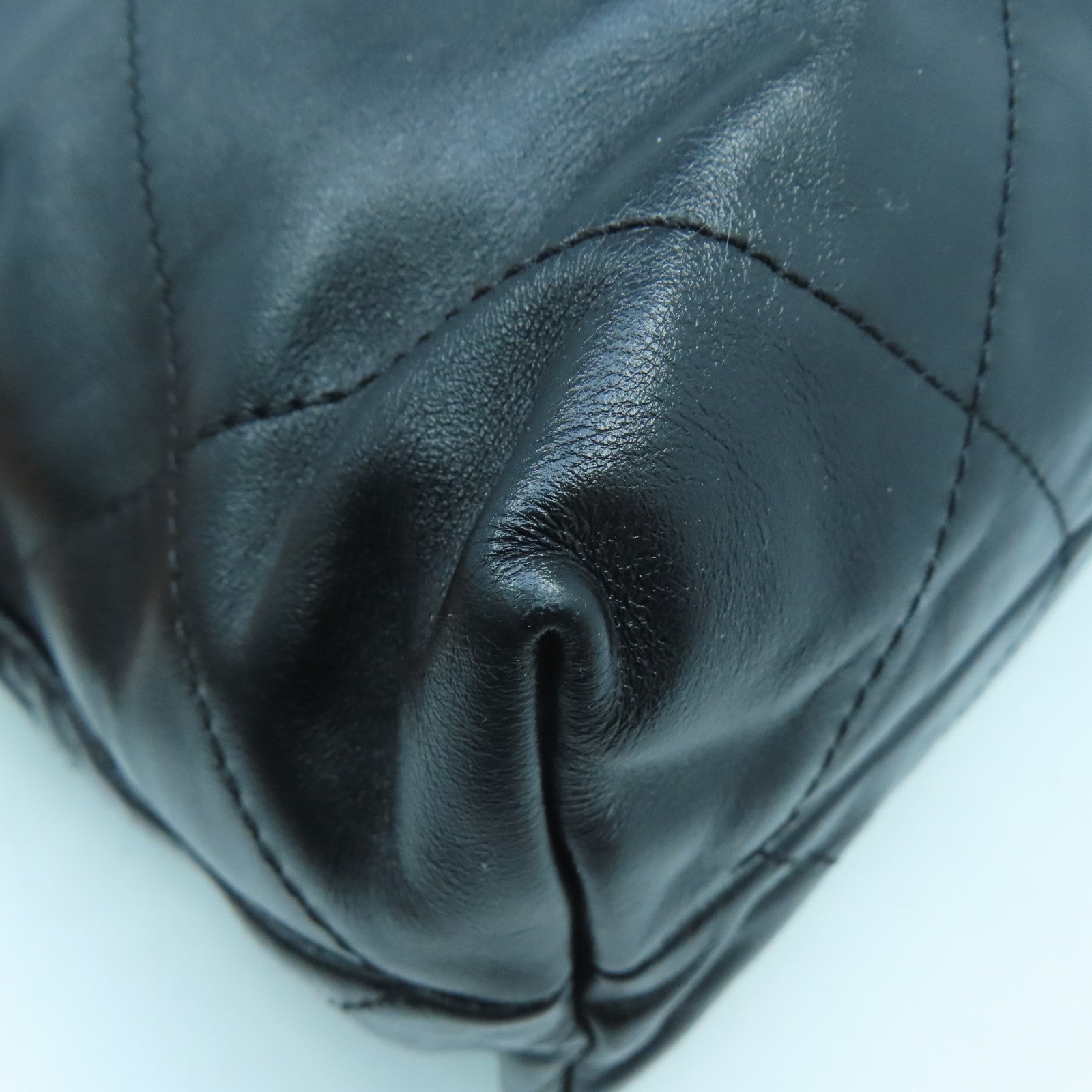 CHANEL 菱格牛皮皮革Chanel 22 Small金扣鏈帶肩背袋黑色