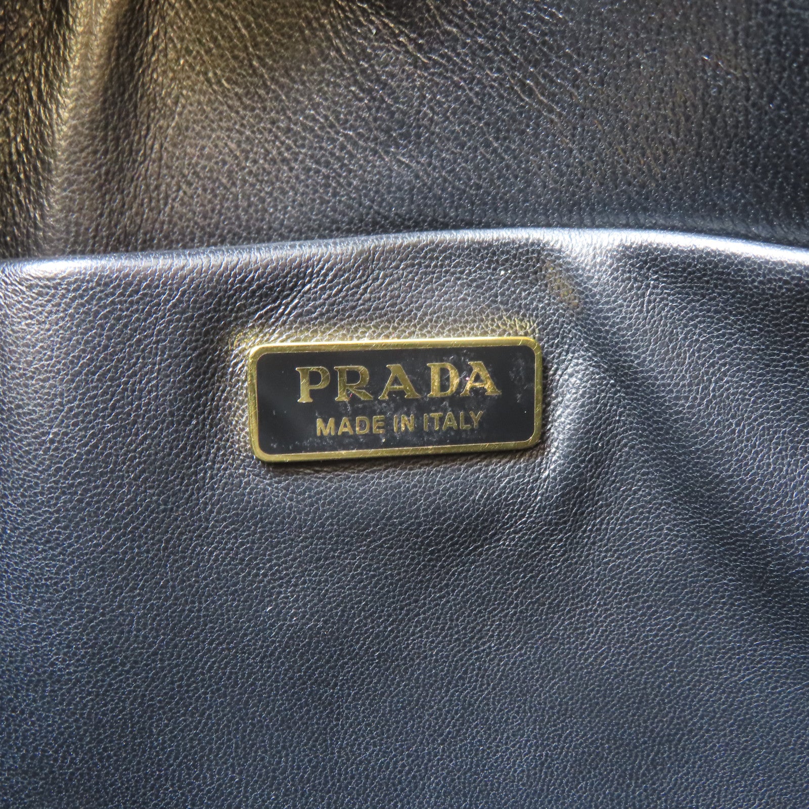 PRADA Saffiano皮革Pouch金扣手拿包黑色