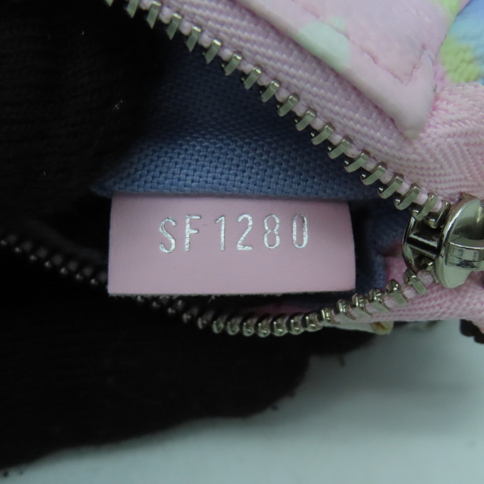 LOUIS VUITTON Monogram Giant Escale Mini Pochette Accessoires銀扣手挽袋/手拿包彩色