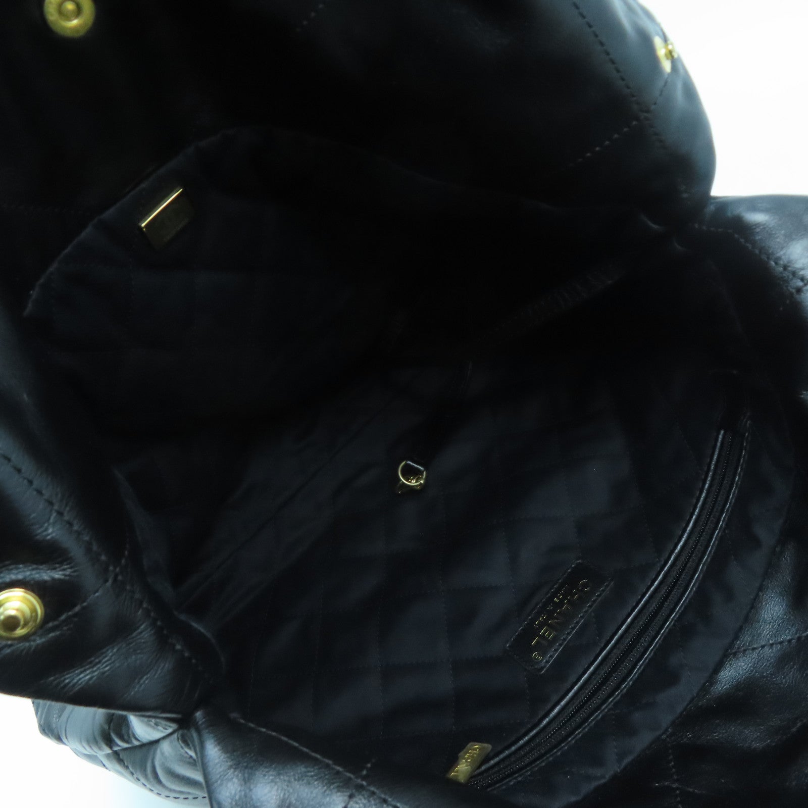 CHANEL 菱格牛皮皮革Chanel 22 Small金扣鏈帶肩背袋黑色