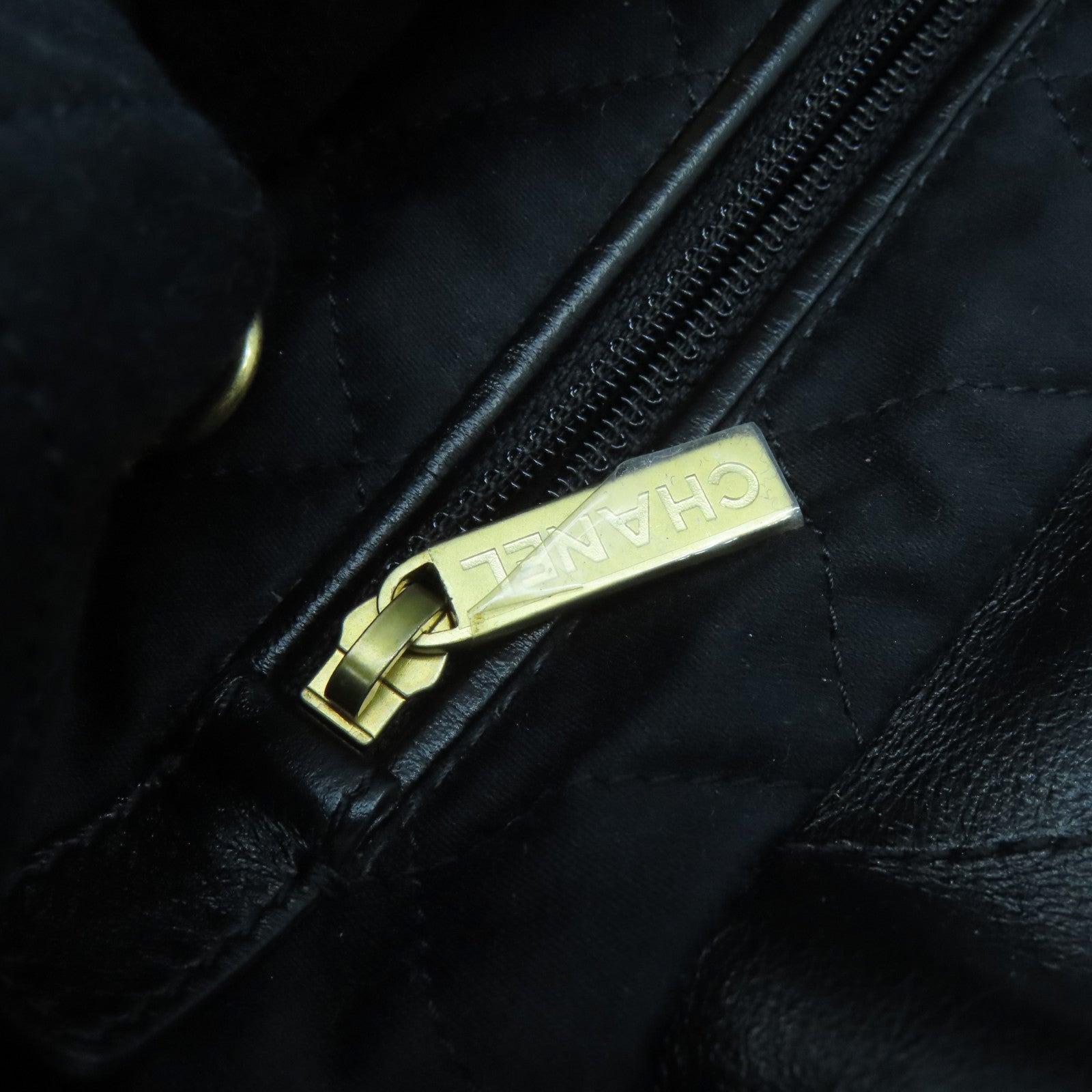 CHANEL 菱格牛皮皮革Chanel 22 Small金扣鏈帶肩背袋黑色