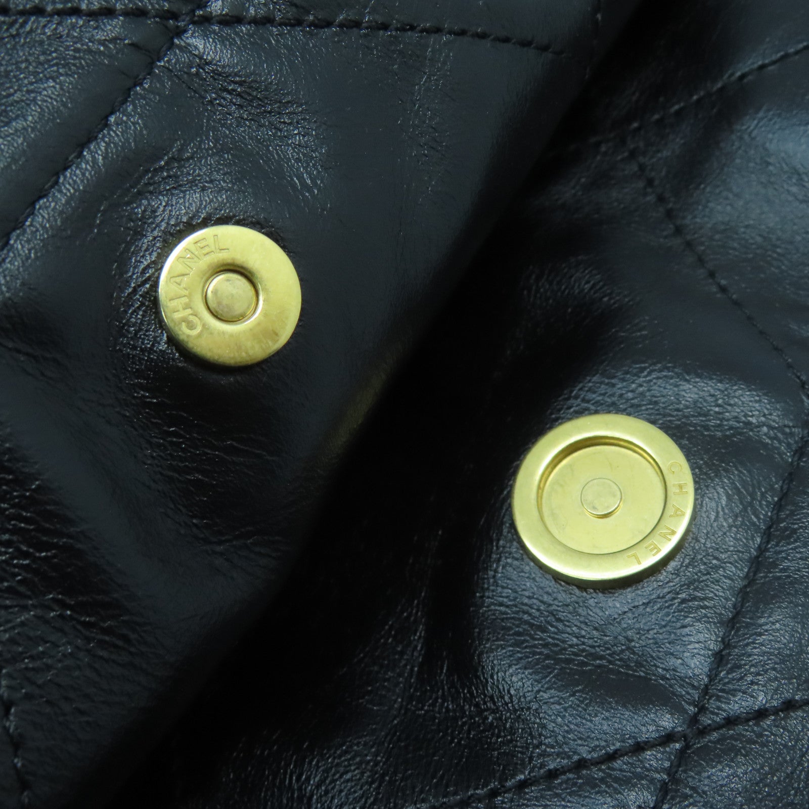 CHANEL 菱格牛皮皮革Chanel 22 Small金扣鏈帶肩背袋黑色