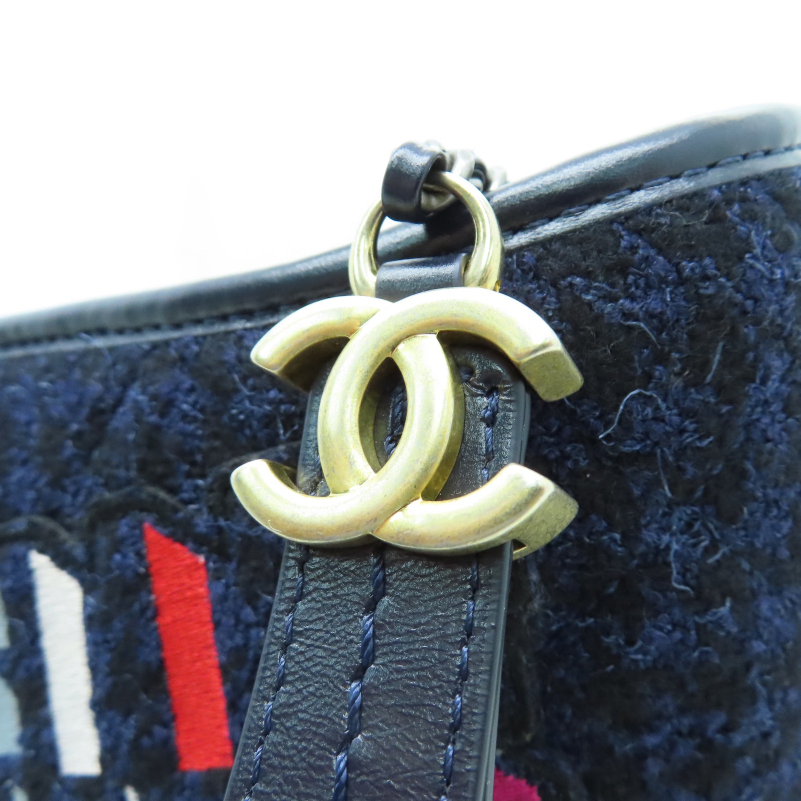 CHANEL Caviar皮革Gabrielle Bag金銀扣鏈帶肩背袋黑色