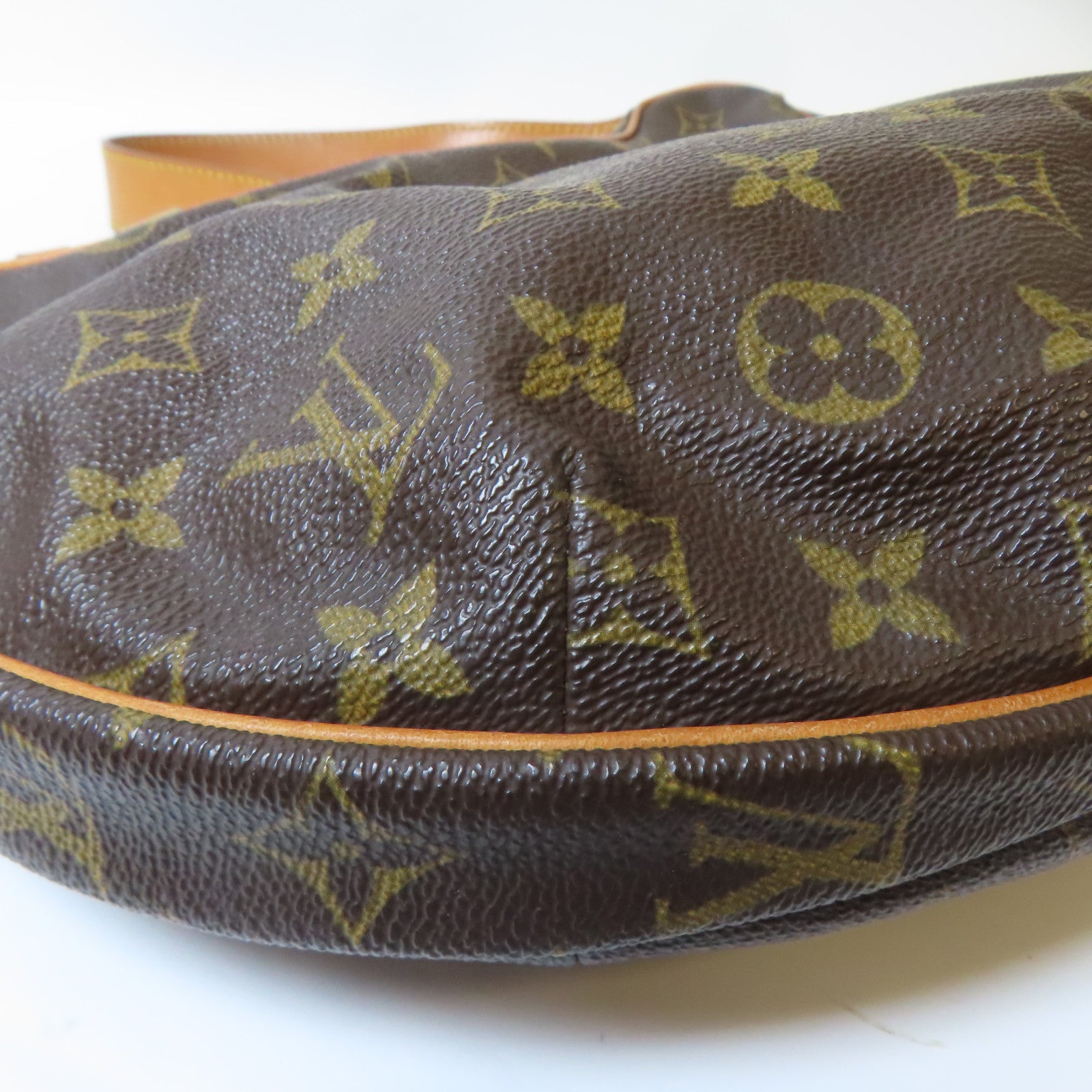 LOUIS VUITTON Monogram Pochette Croissant金扣肩背袋啡色