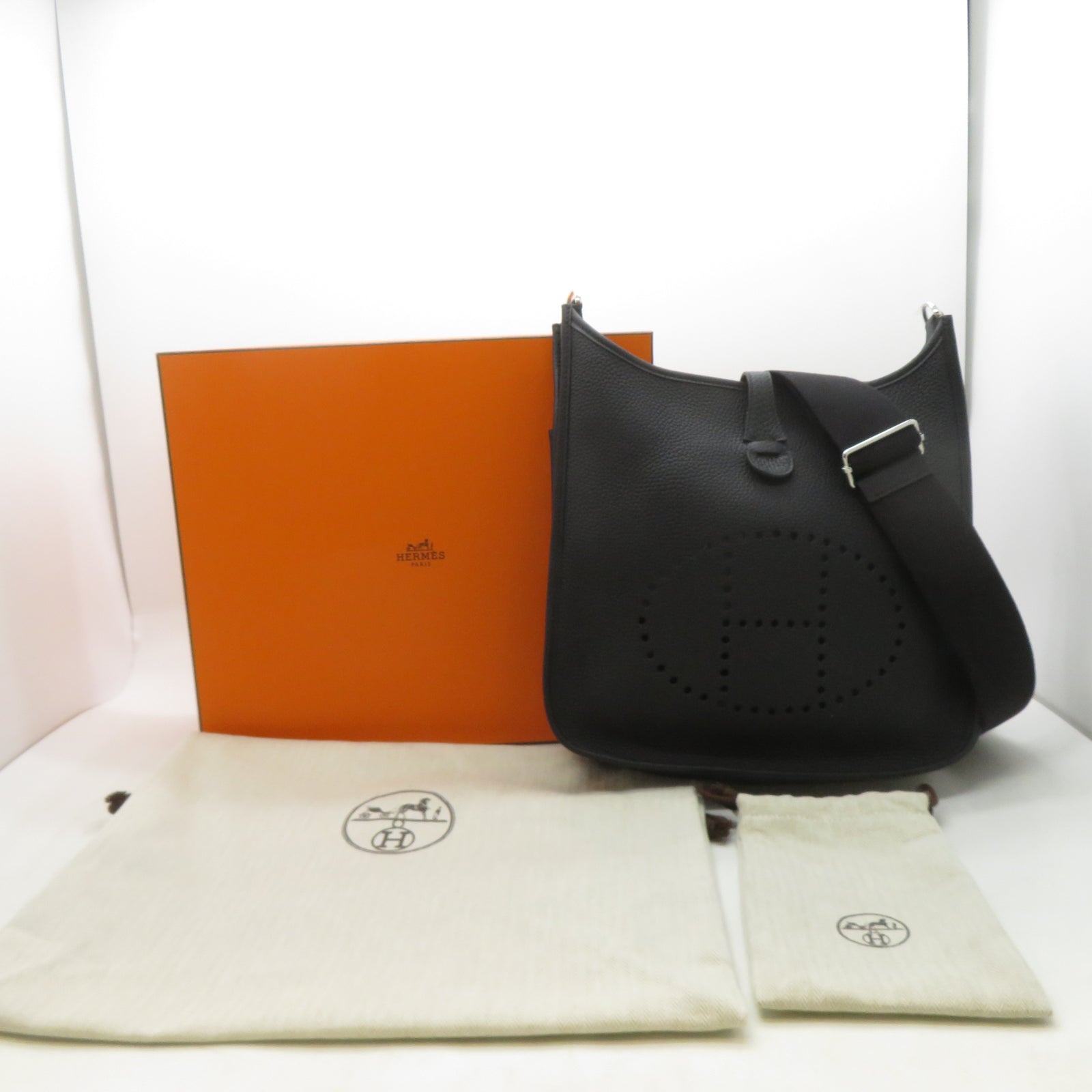 HERMES Clemence皮革Evelyne PM銀扣肩背袋Noir黑色