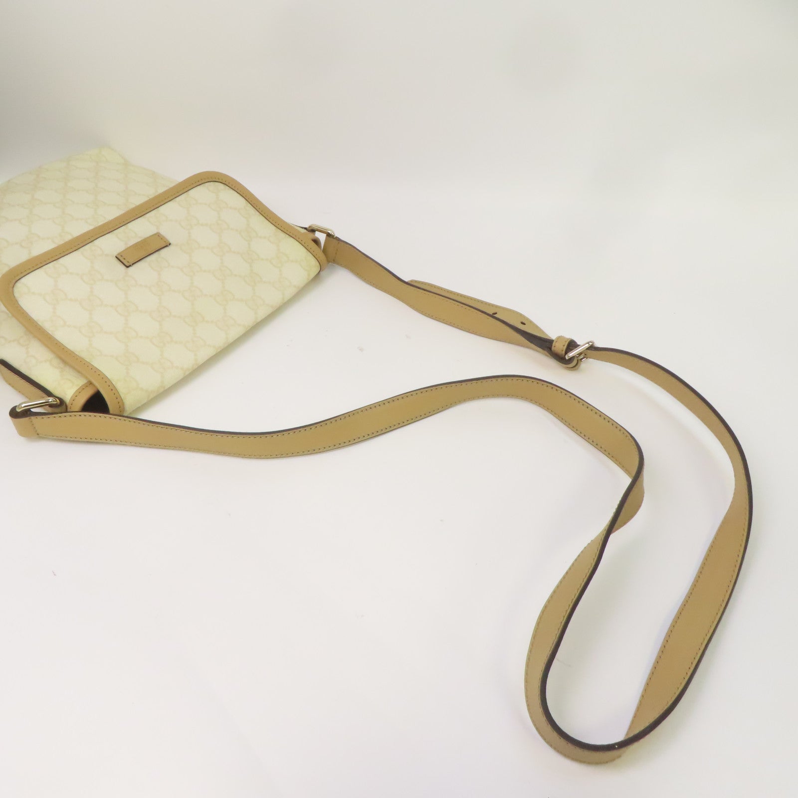GUCCI 塗層帆布Shoulder Bag金扣肩背袋白色