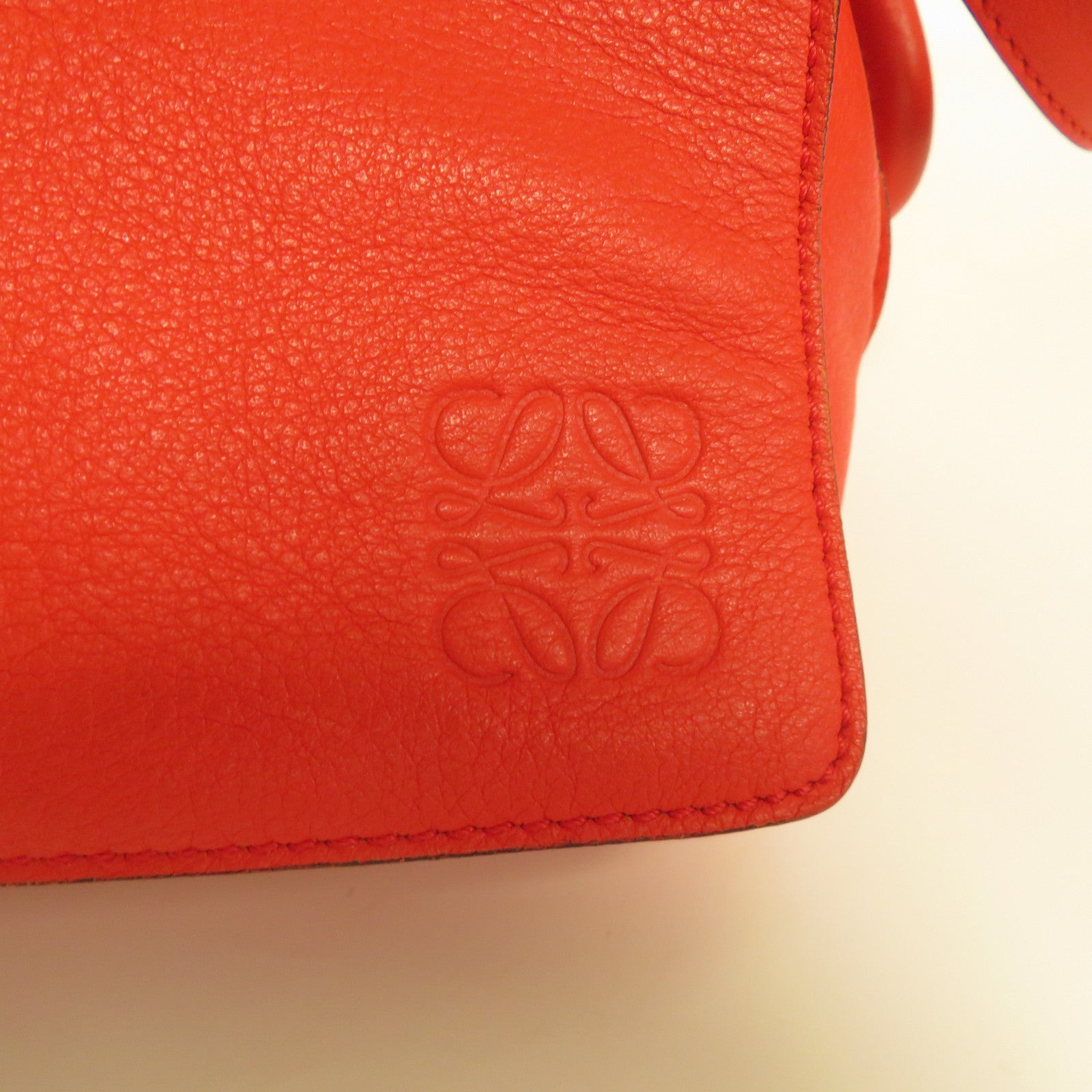LOEWE 羊皮皮革Shoulder Bag金扣肩背袋紅色