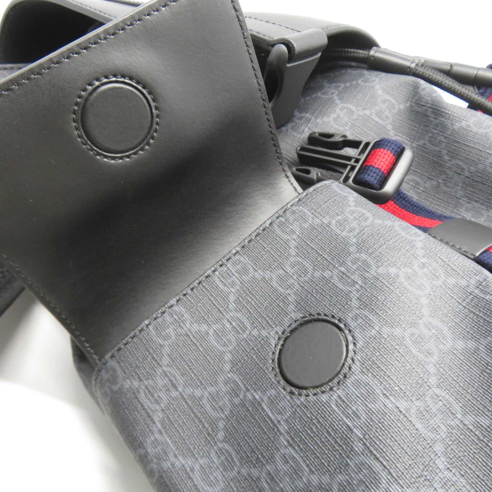 GUCCI 塗層帆布/皮革GG Supreme Backpack銀扣背包黑色/灰色