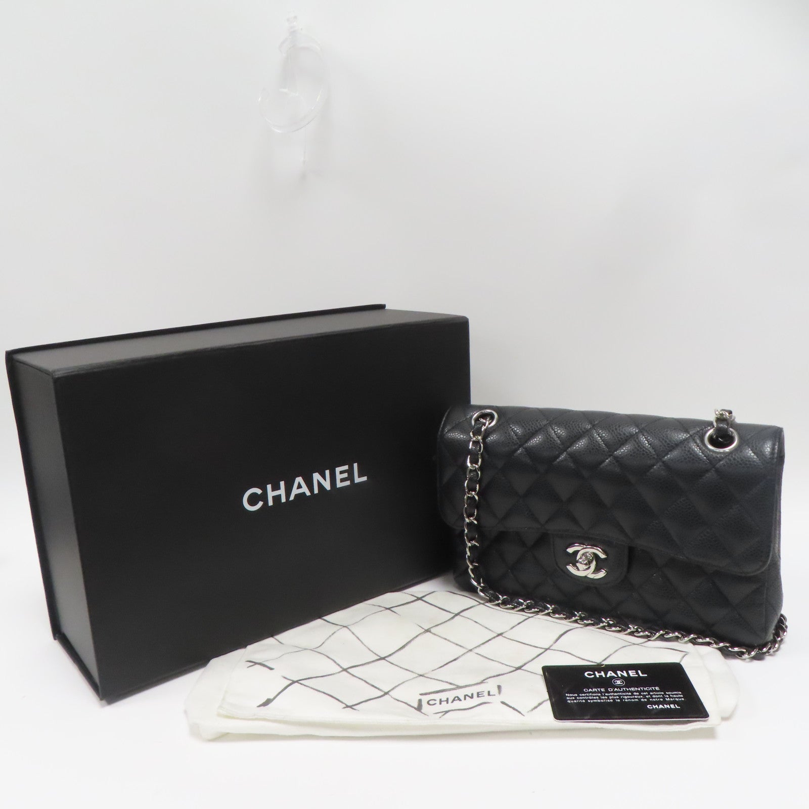 CHANEL 菱格Caviar皮革Classic 23cm銀扣鏈帶肩背袋黑色