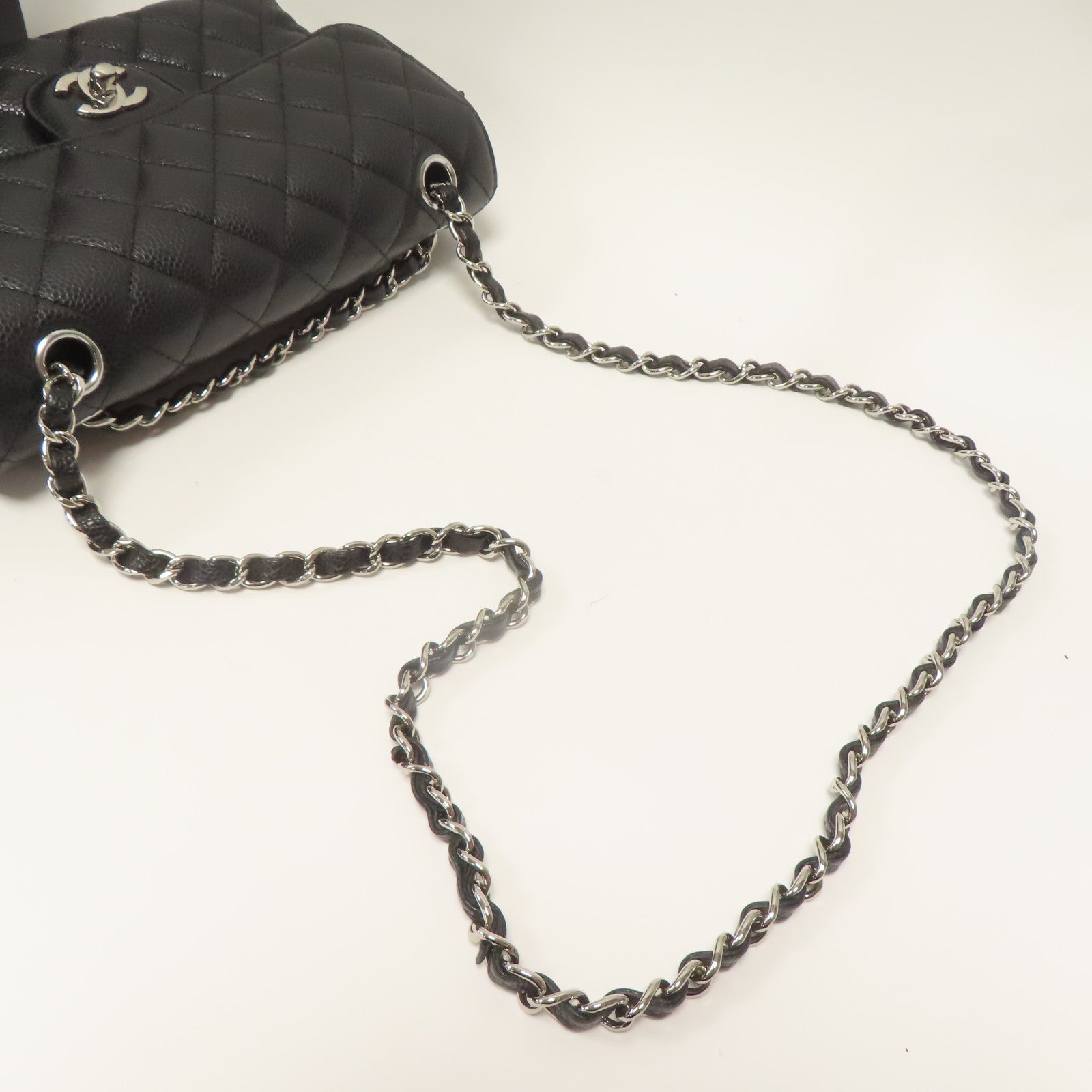 CHANEL 菱格Caviar皮革Classic 23cm銀扣鏈帶肩背袋黑色
