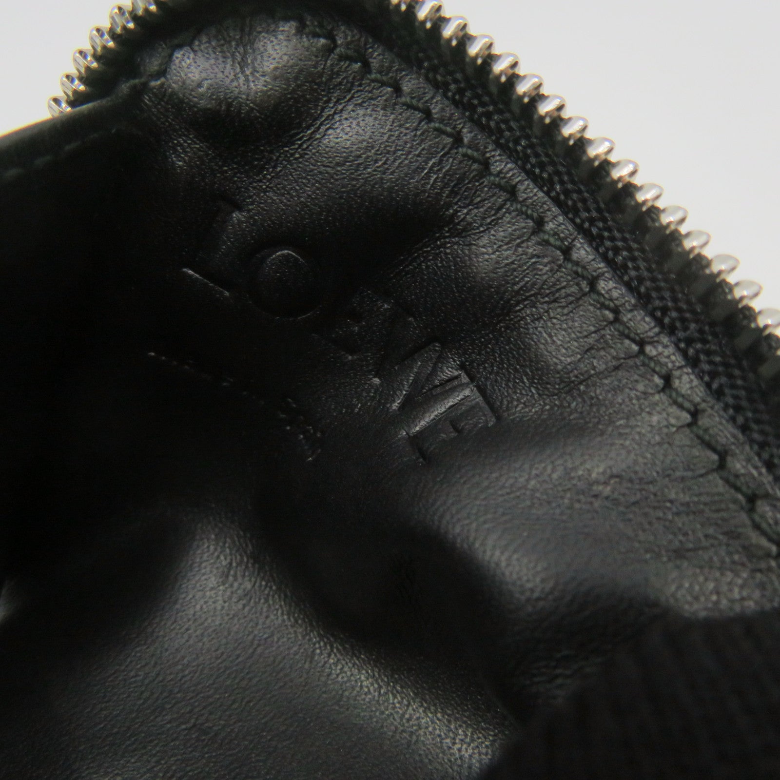 LOEWE 牛皮皮革Coin Purse拉鏈零錢包黑色