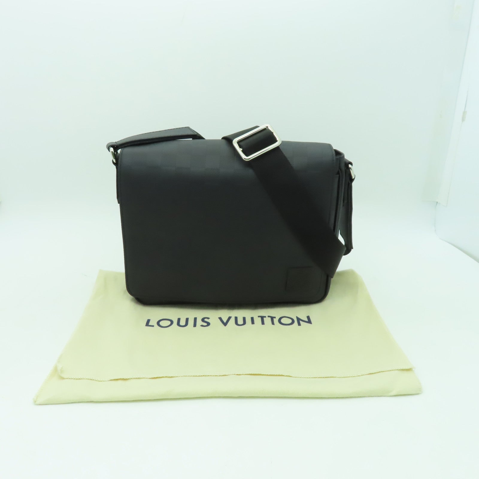 LOUIS VUITTON Damier Infini District PM銀扣肩背袋黑色