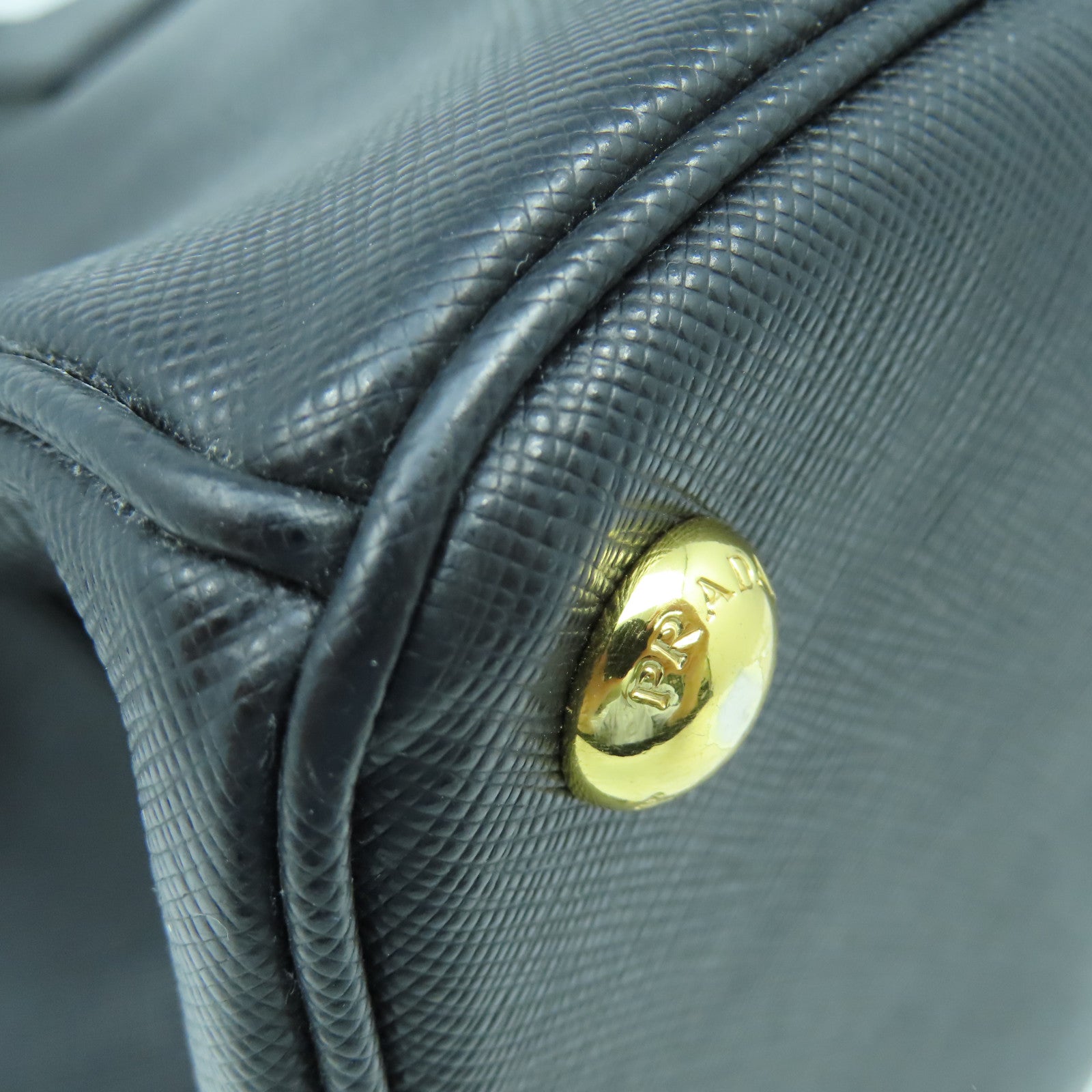 PRADA Saffiano Lux 2 Way Shoulder金扣手挽肩背兩用袋黑色