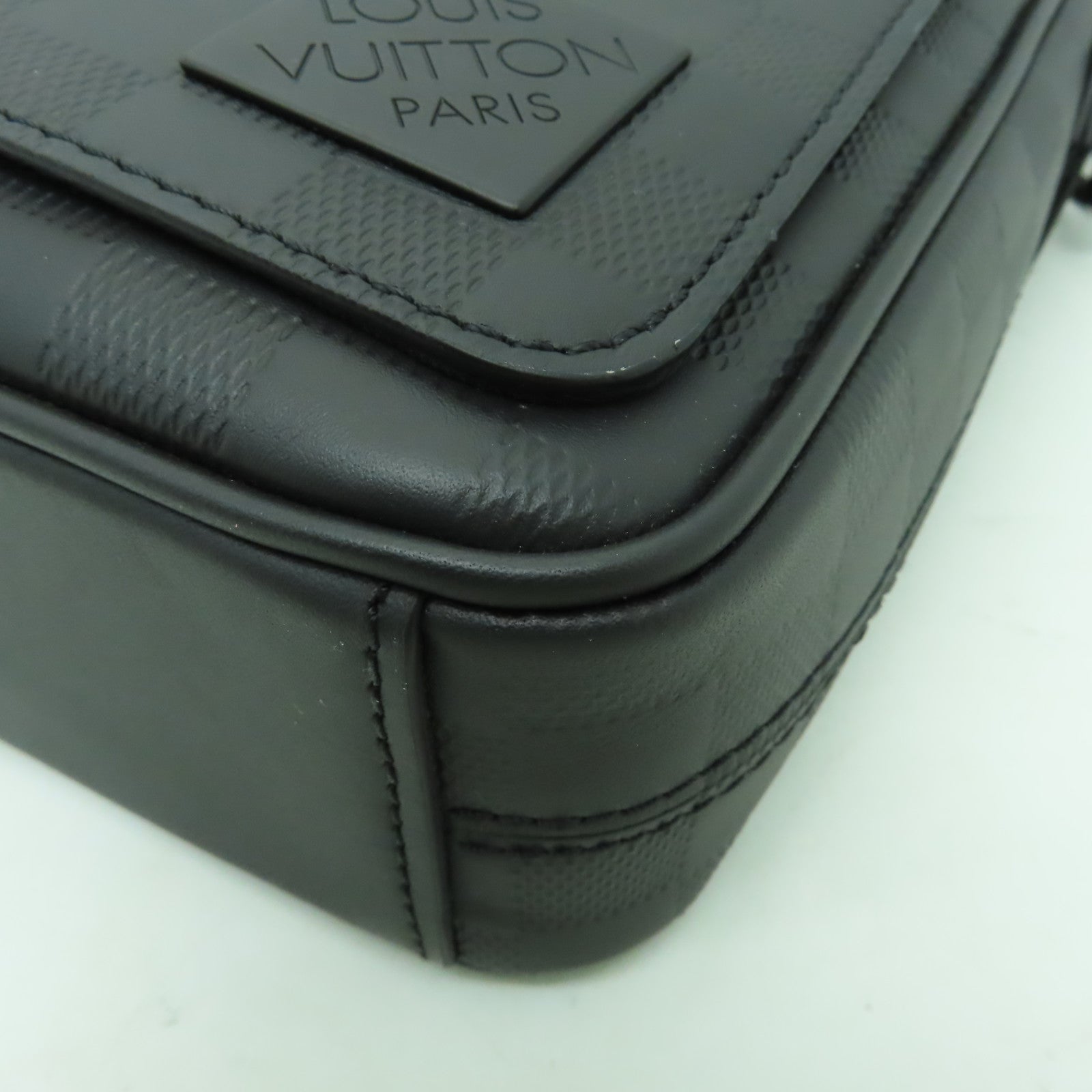 LOUIS VUITTON Damier Infini District PM銀扣肩背袋黑色