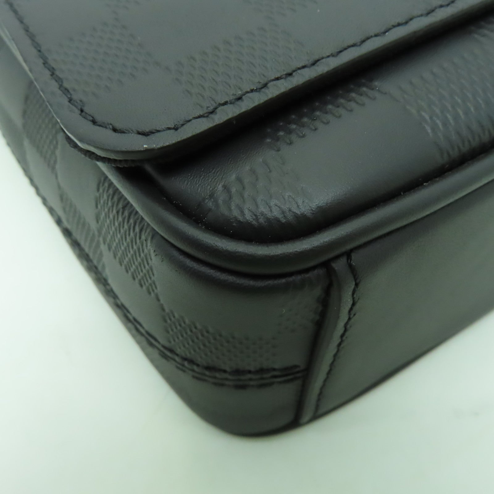 LOUIS VUITTON Damier Infini District PM銀扣肩背袋黑色