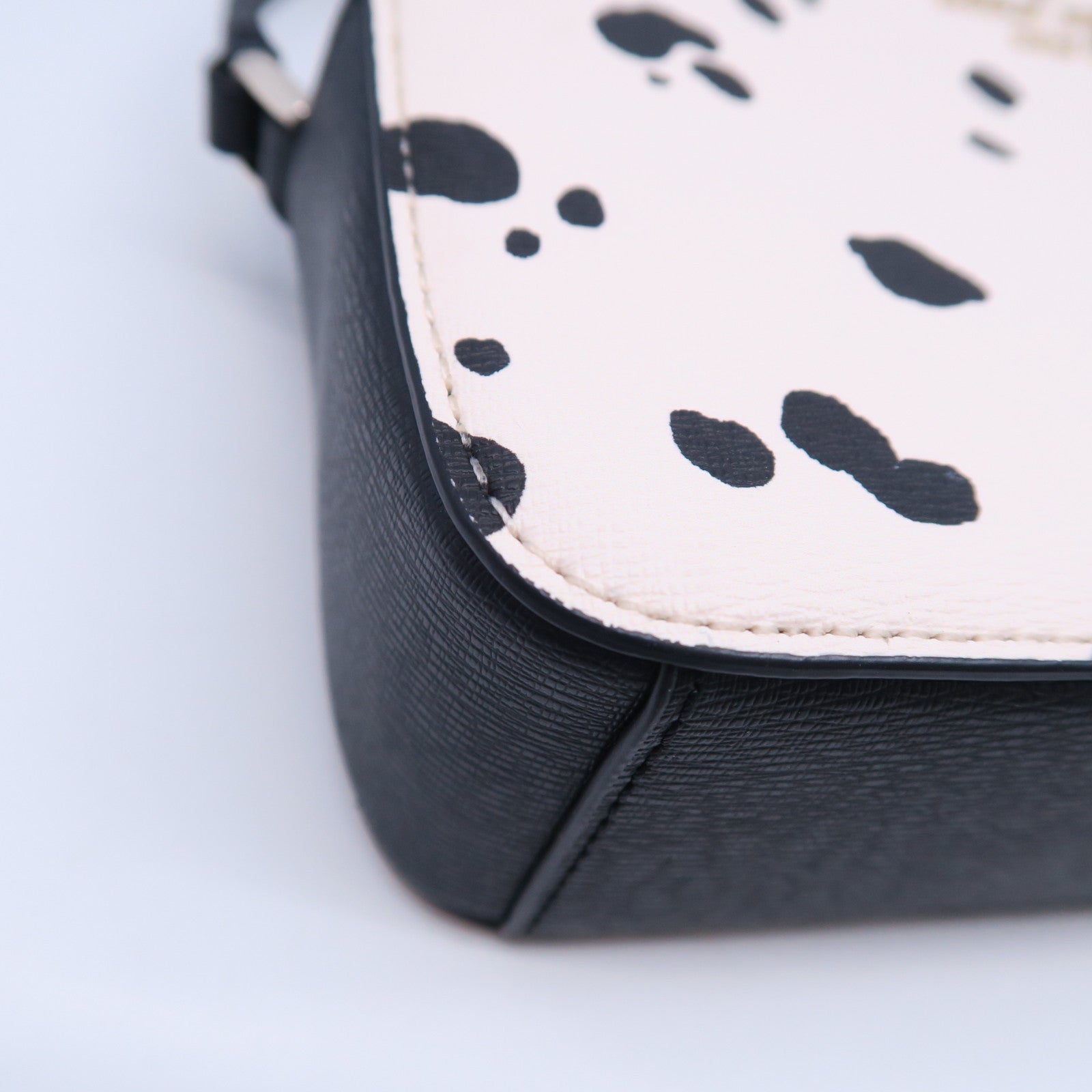 Kate Spade Saffiano皮革Mini Dalmatians Camera Bag銀扣肩背袋黑色/白色