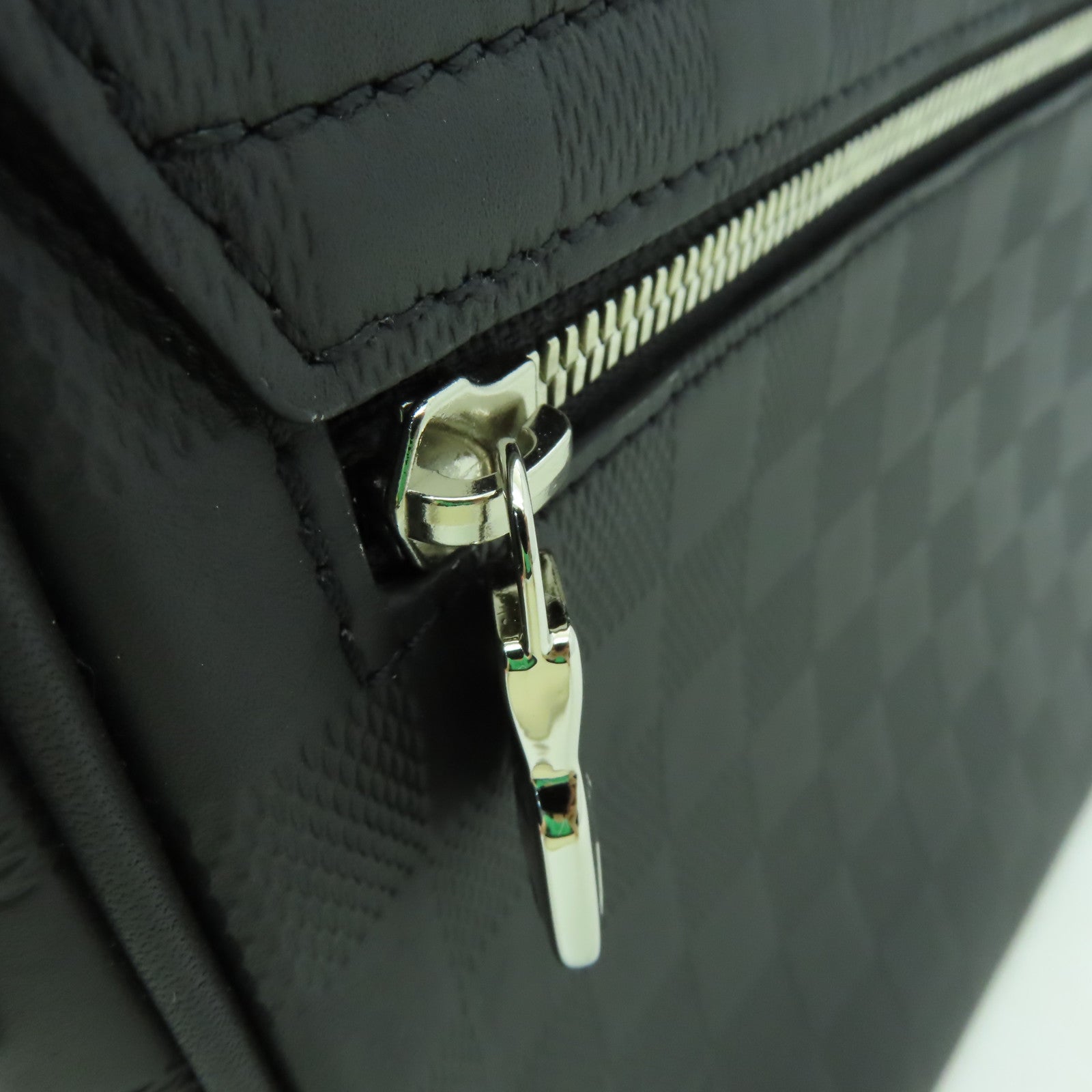 LOUIS VUITTON Damier Infini District PM銀扣肩背袋黑色