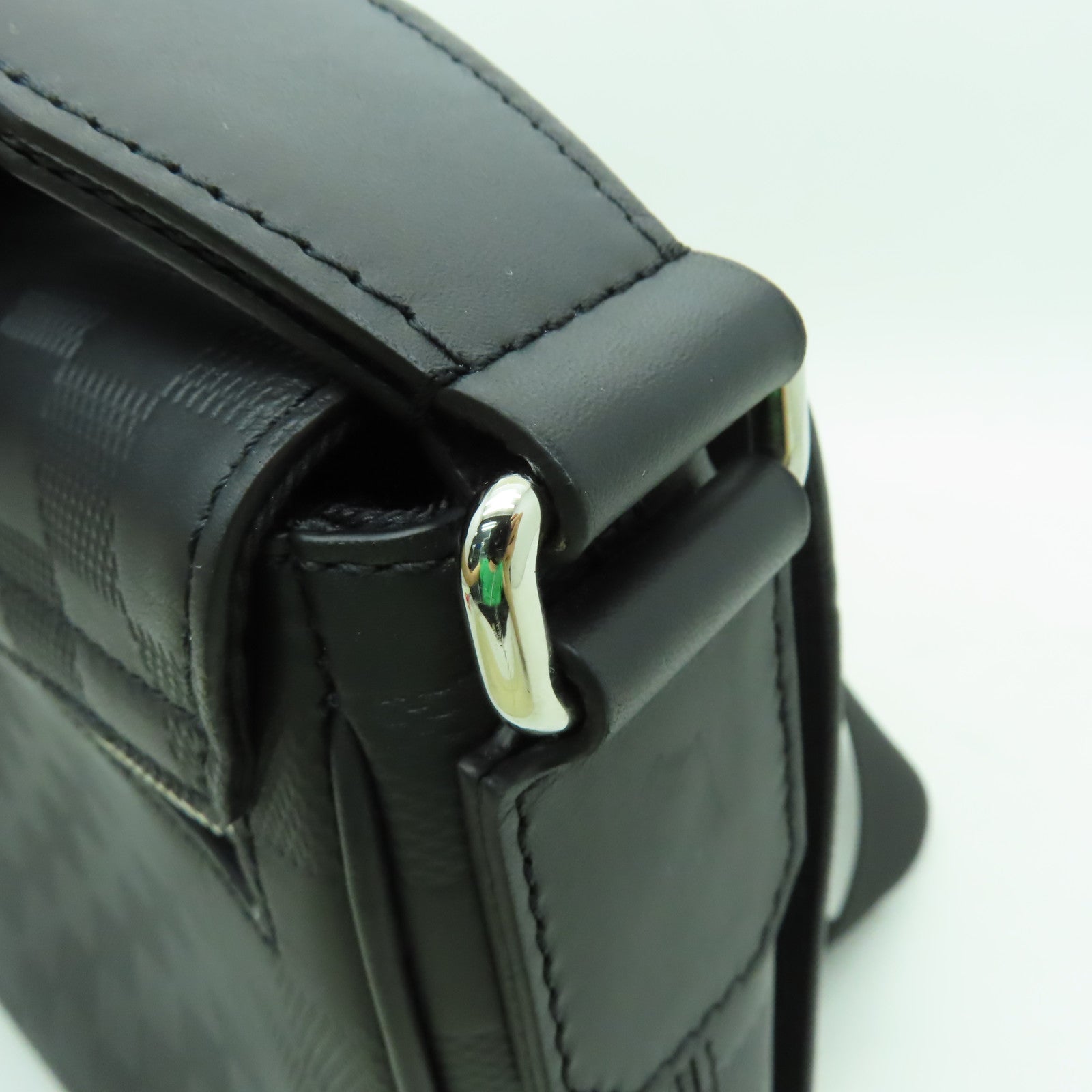 LOUIS VUITTON Damier Infini District PM銀扣肩背袋黑色