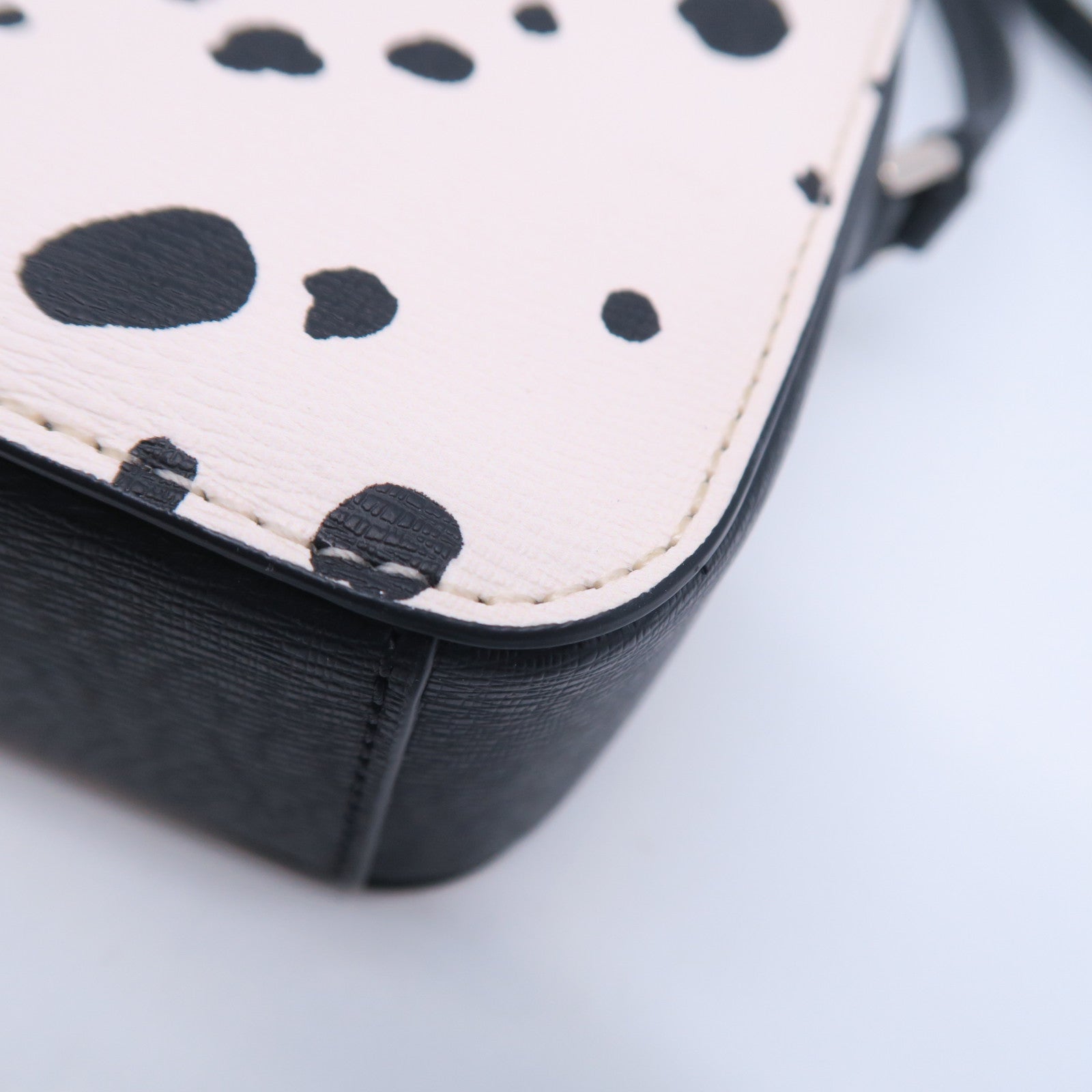 Kate Spade Saffiano皮革Mini Dalmatians Camera Bag銀扣肩背袋黑色/白色