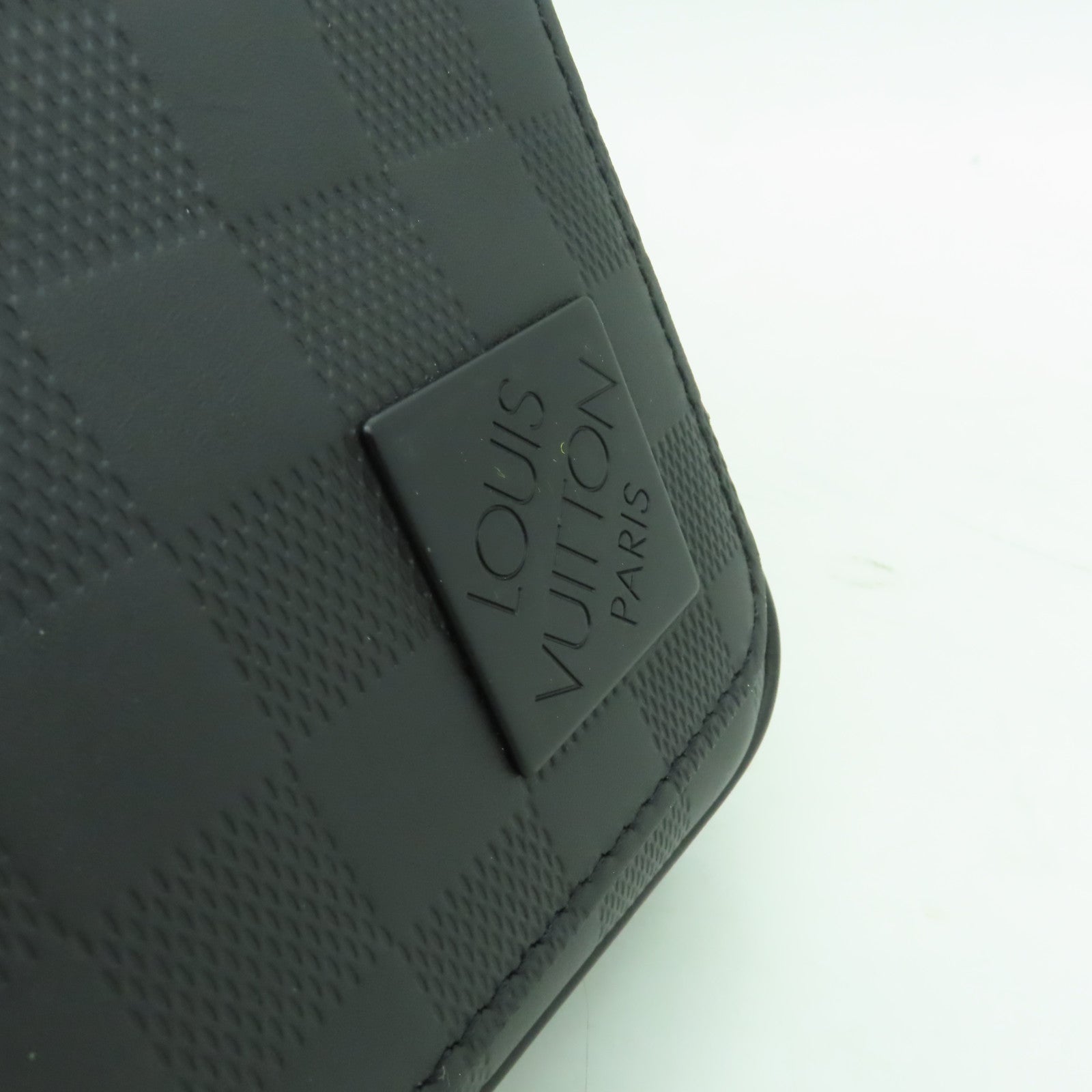 LOUIS VUITTON Damier Infini District PM銀扣肩背袋黑色