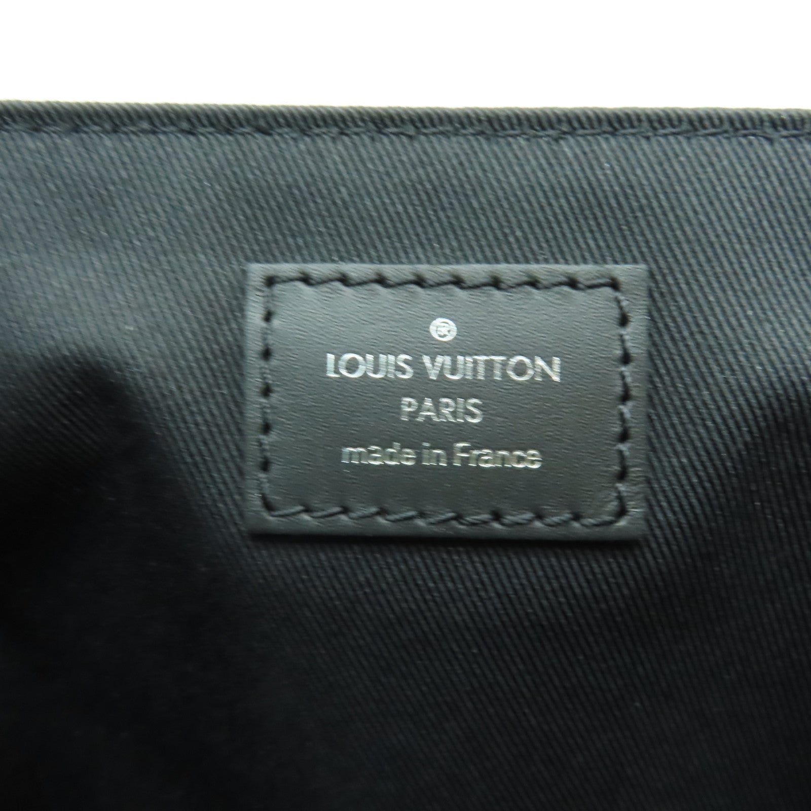 LOUIS VUITTON Damier Infini District PM銀扣肩背袋黑色